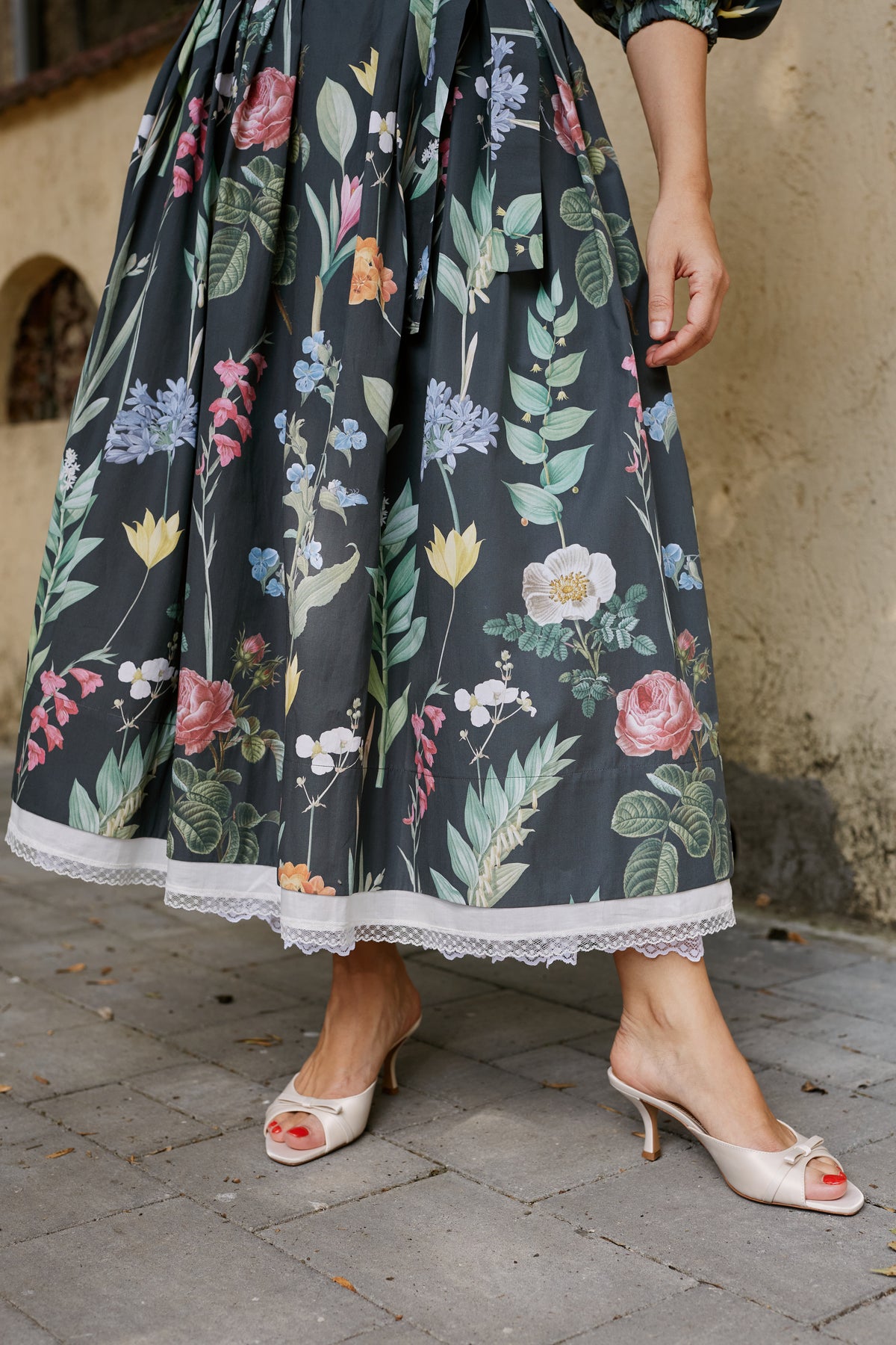 Rochie Midi din Bumbac cu Flori pe Fundal Antracit