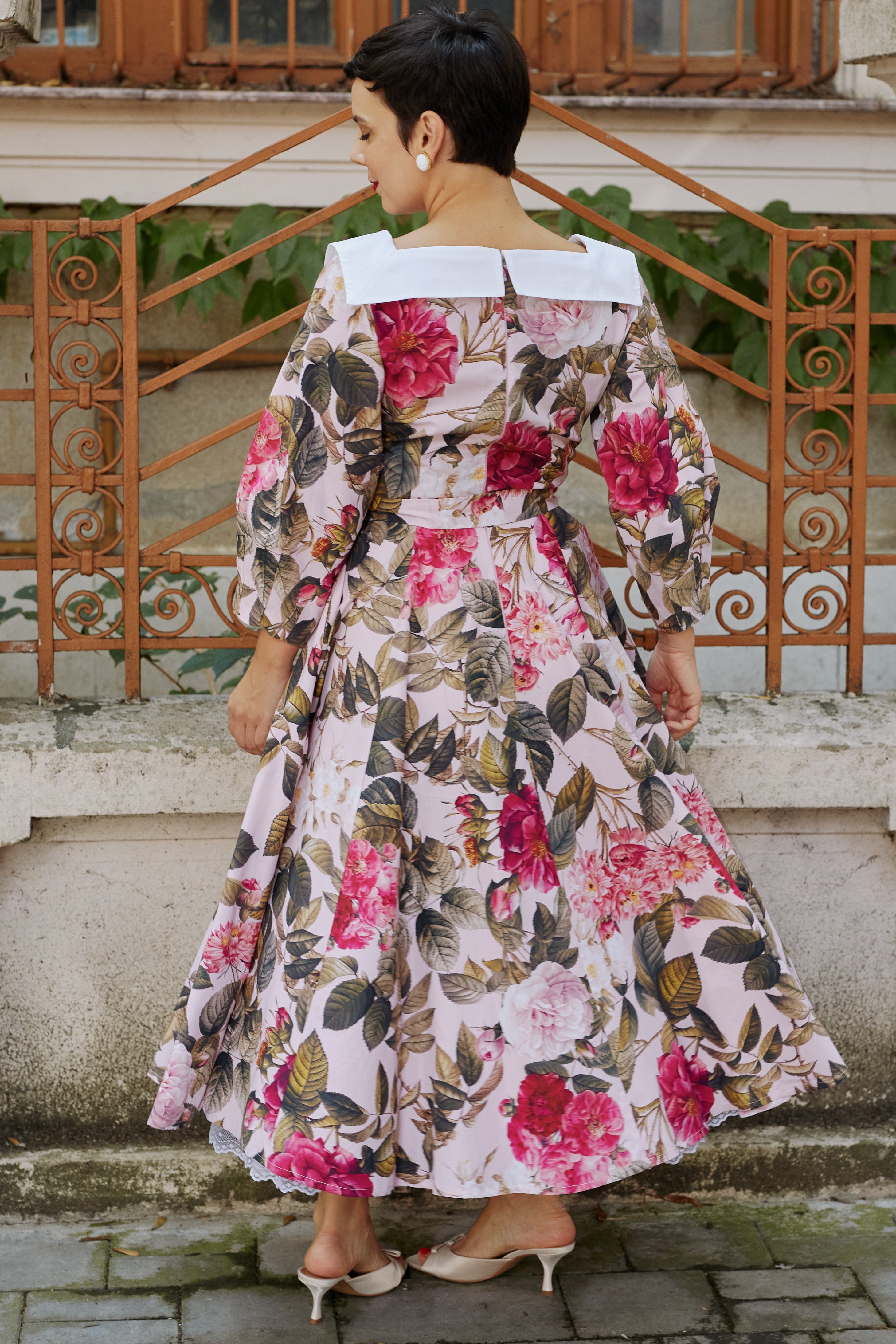 Rochie Midi din Bumbac cu Trandafiri pe Fundal Roz