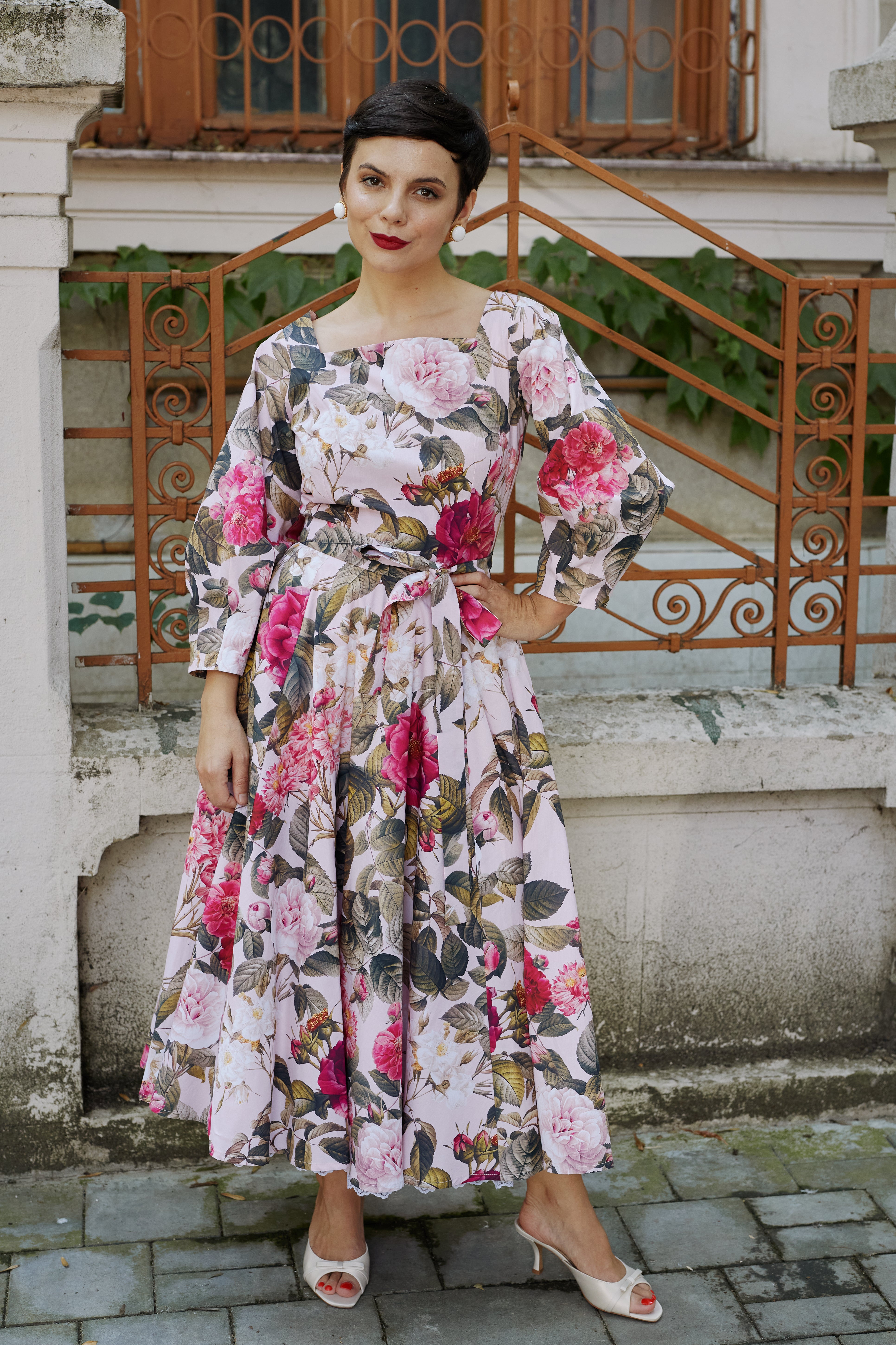 Rochie Midi din Bumbac cu Trandafiri pe Fundal Roz