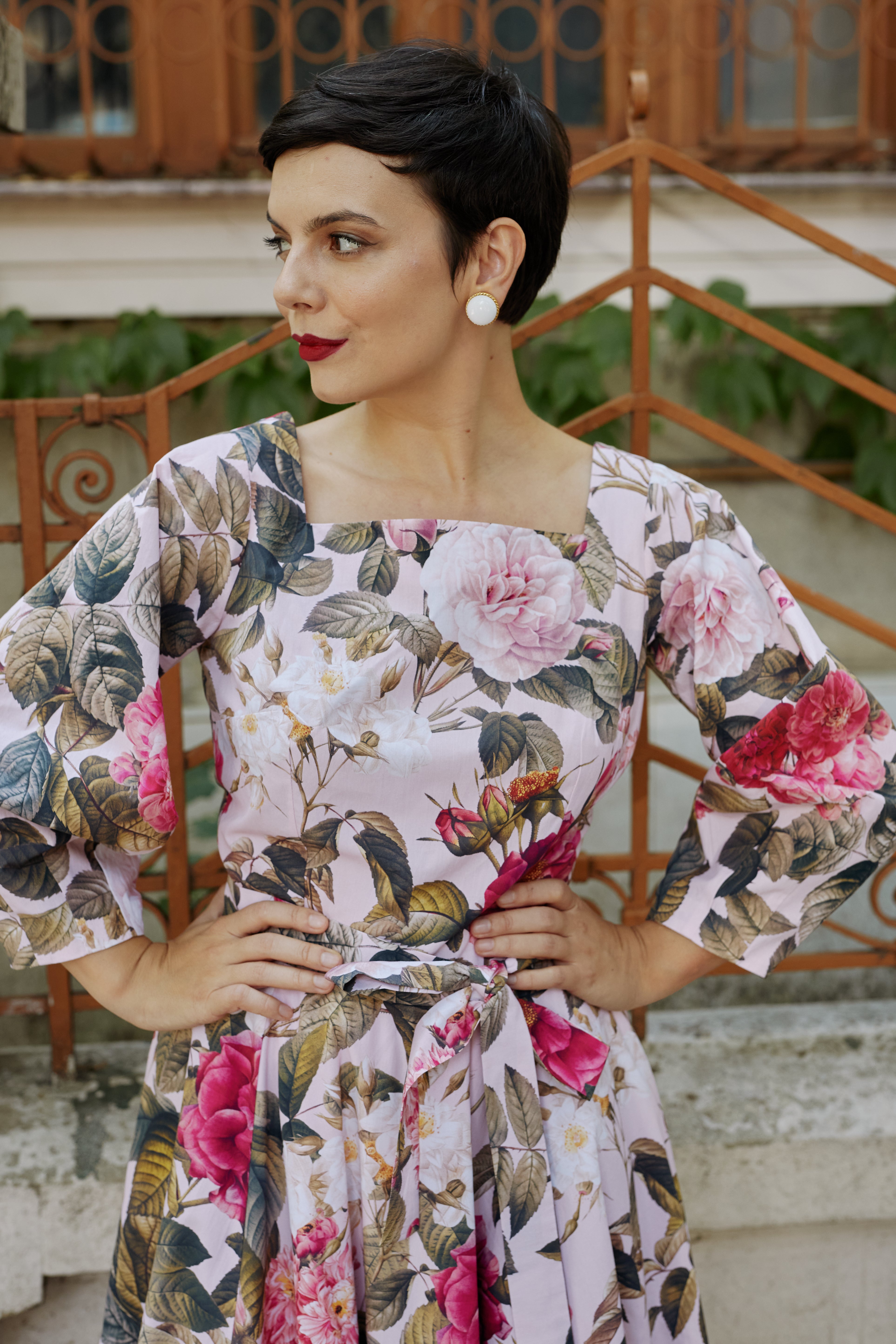 Rochie Midi din Bumbac cu Trandafiri pe Fundal Roz