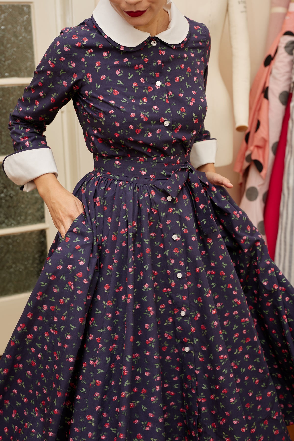 Rochie Midi Bleumarin cu Guler si Mansete Albe Detasabile