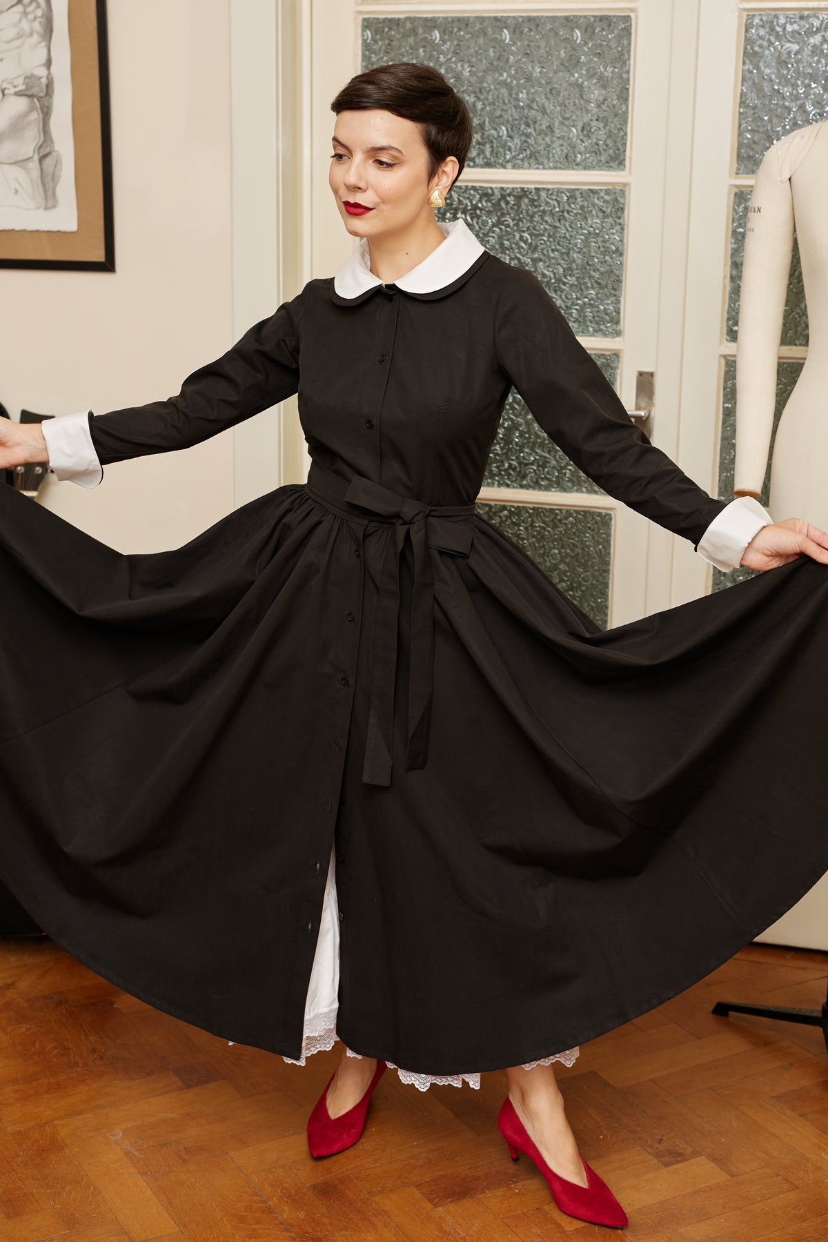 Rochie Midi Neagra cu Guler si Mansete Albe Detasabile
