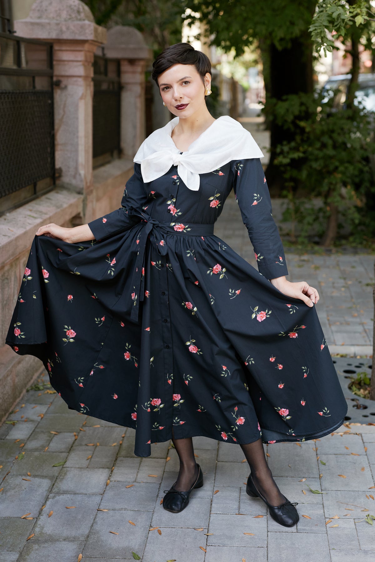 Rochie Camasa Midi cu Guler Alb din Bumbac Negru cu Trandafiri