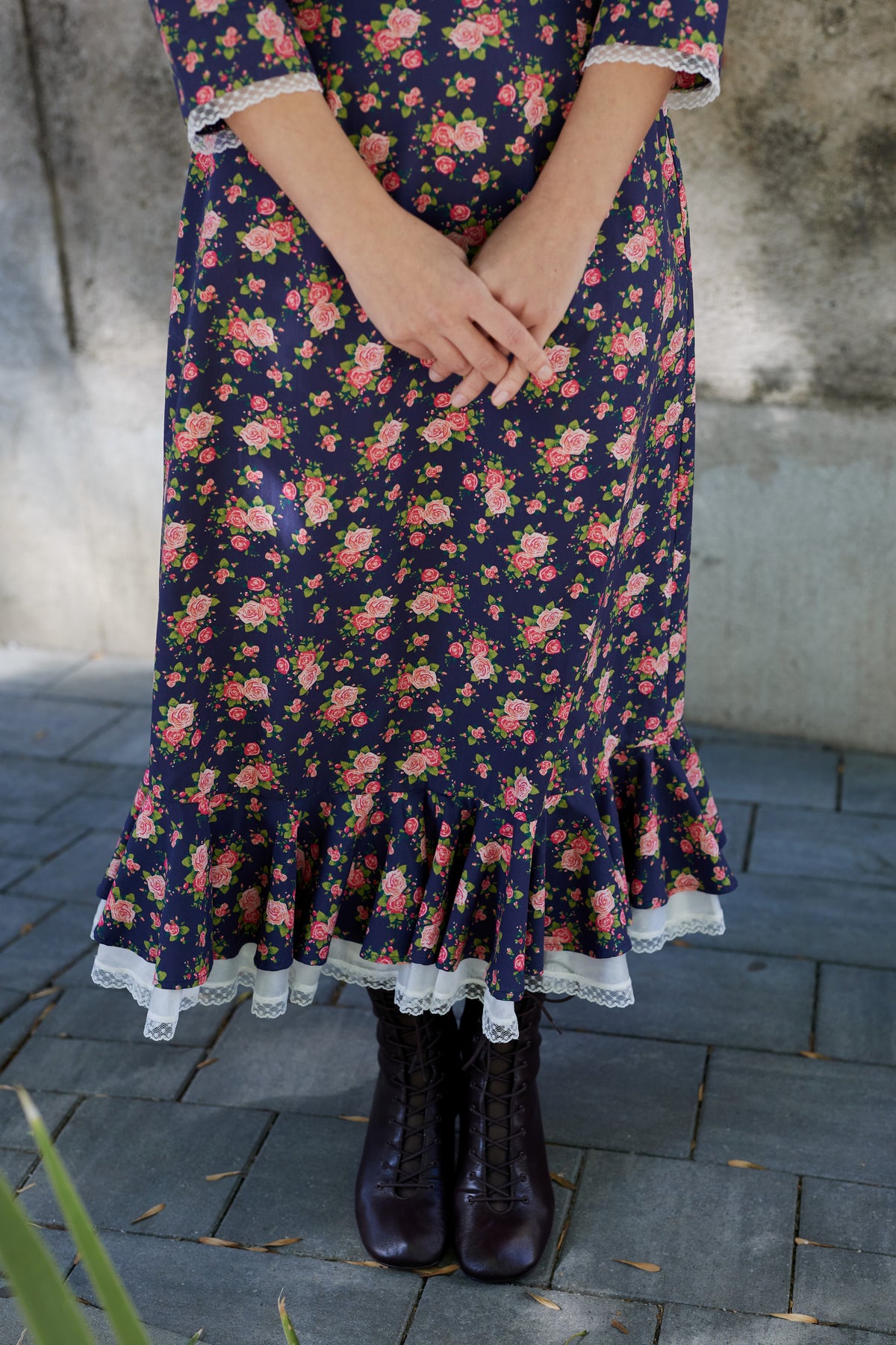 Rochie Midi din Bumbac Bleumarin cu Volan Alb si Dantela