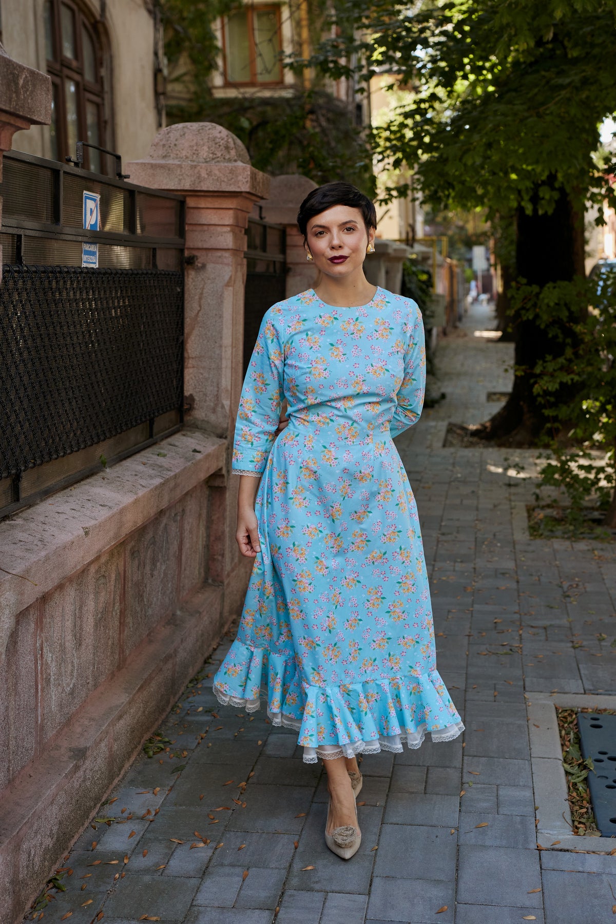 Rochie Midi din Bumbac Aqua cu Volan Alb si Dantela