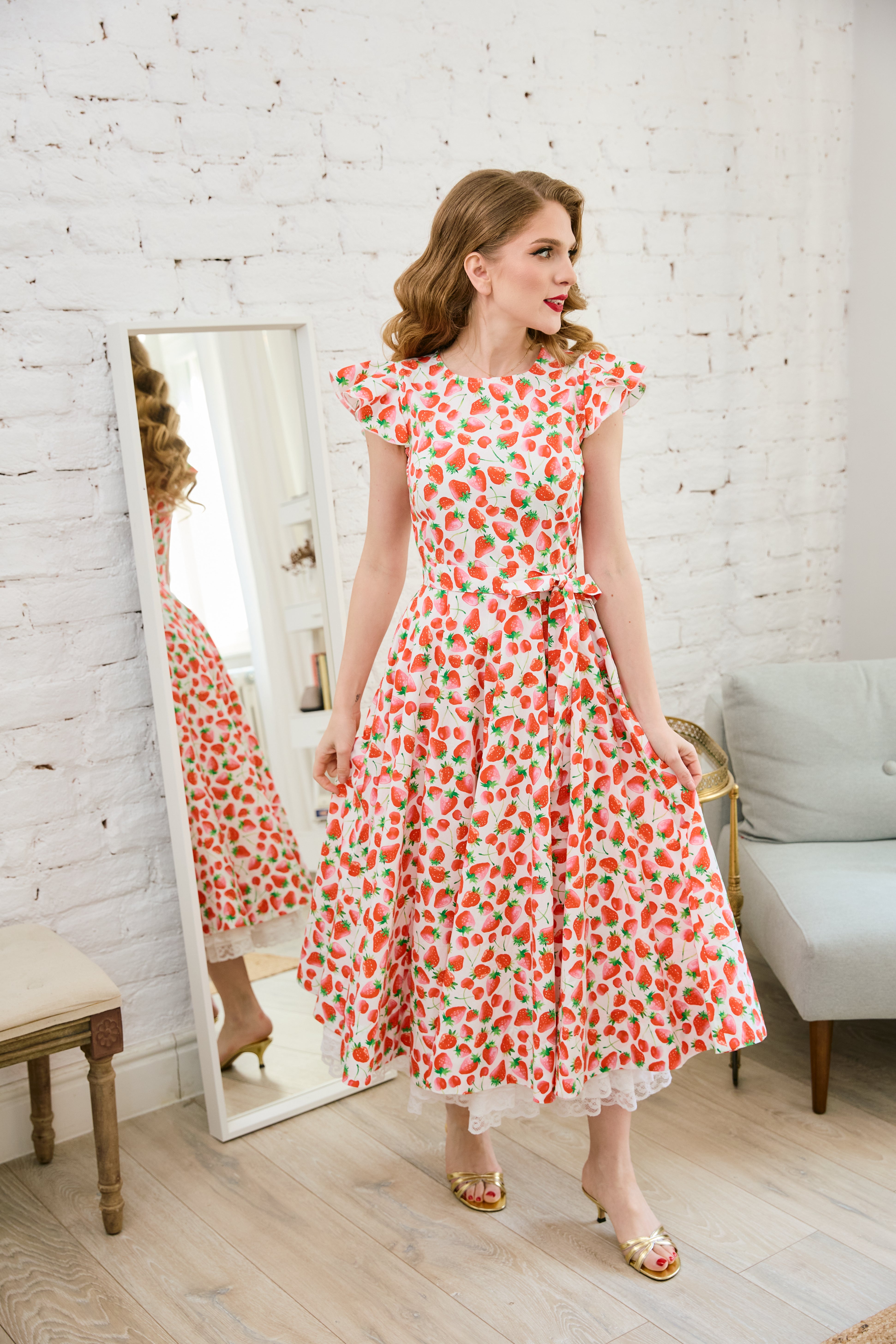Rochie Midi cu Aripioare si Capsuni pe Alb, din Bumbac