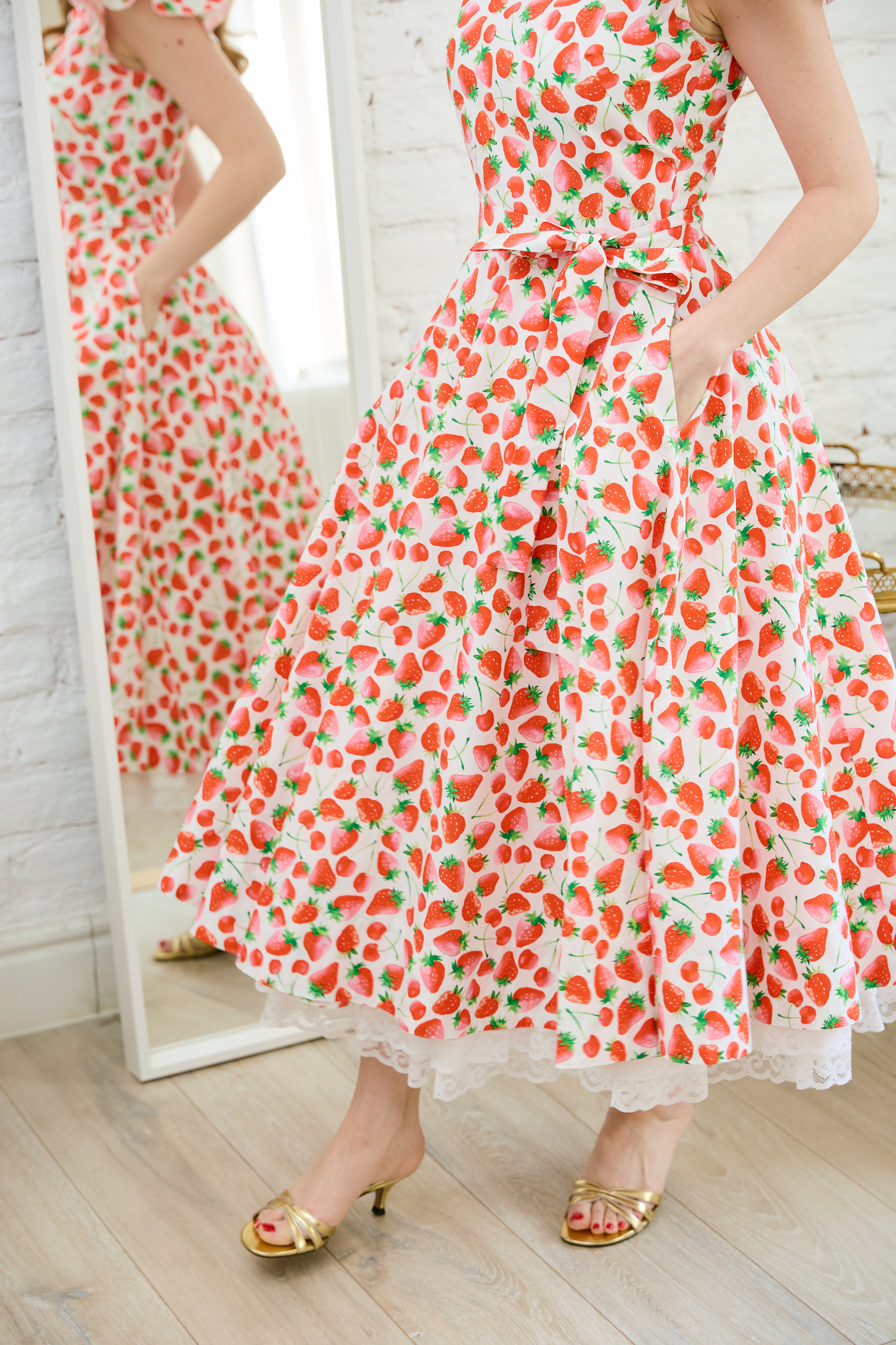 Rochie Midi cu Aripioare si Capsuni pe Alb, din Bumbac