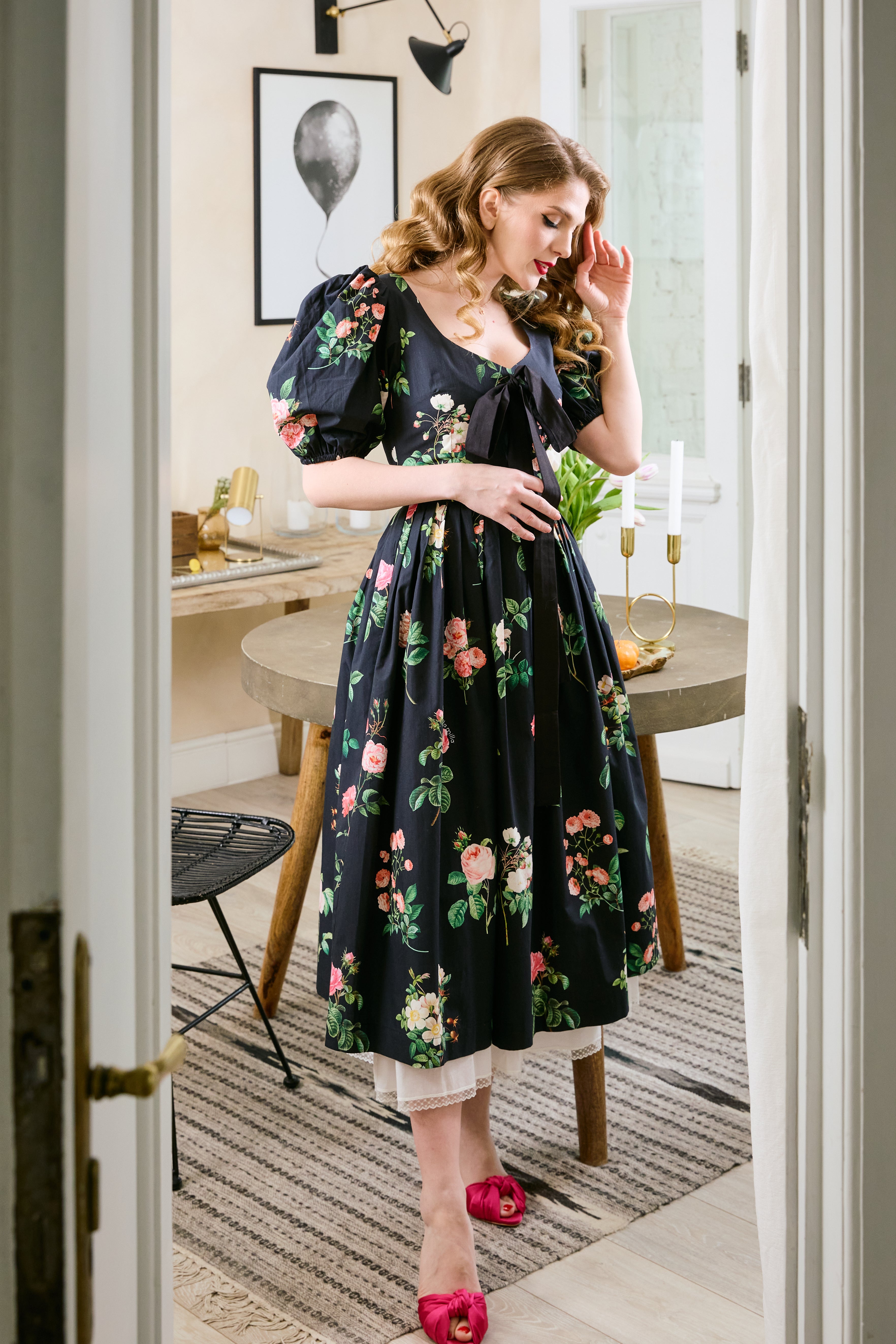 Rochie Midi cu Maneci Bufante cu Trandafiri pe Negru, PRECOMANDA CU LIVRARE IN SEPTEMBRIE 2026