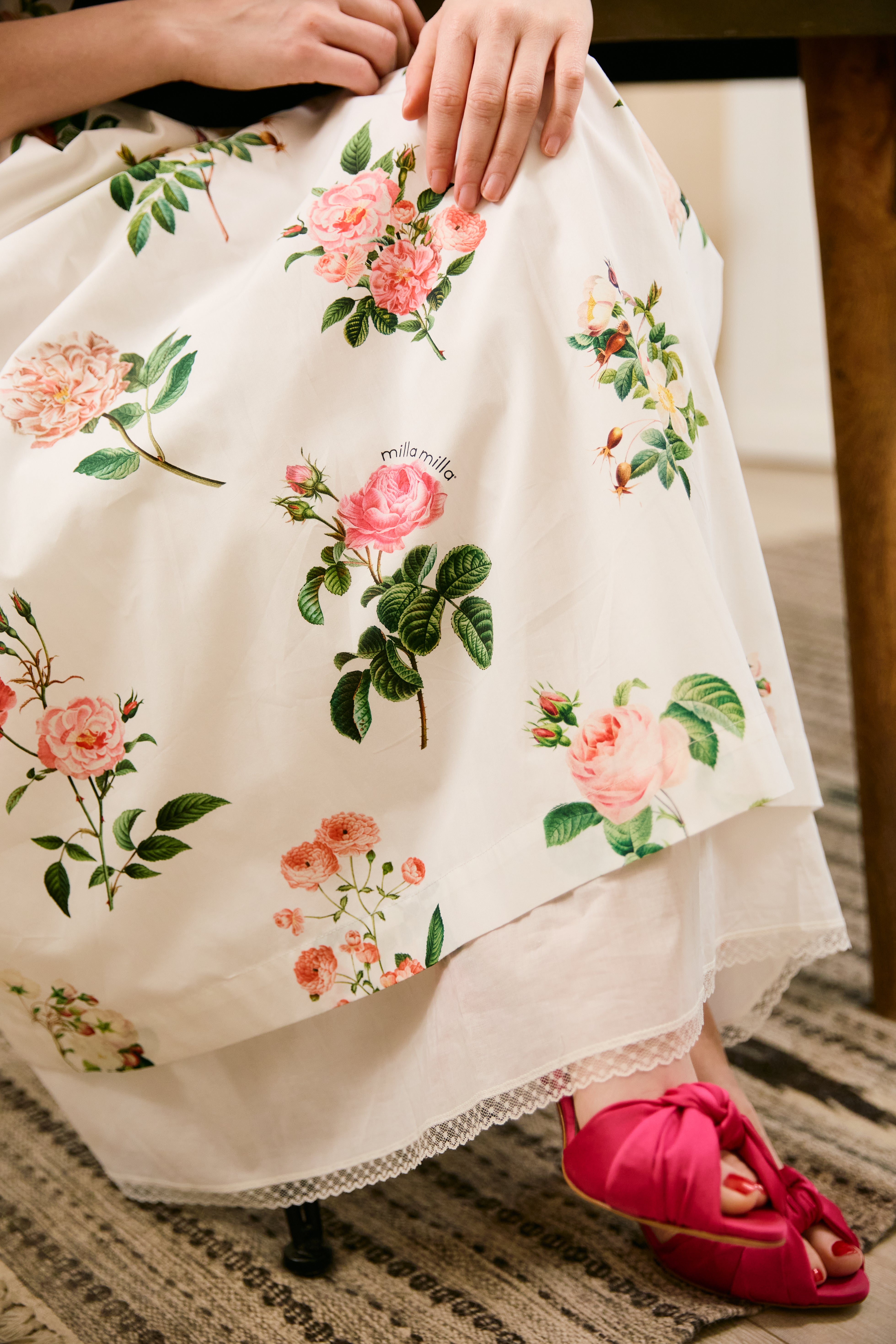 Rochie Midi cu Maneci Bufante cu Trandafiri pe Alb, din Bumbac