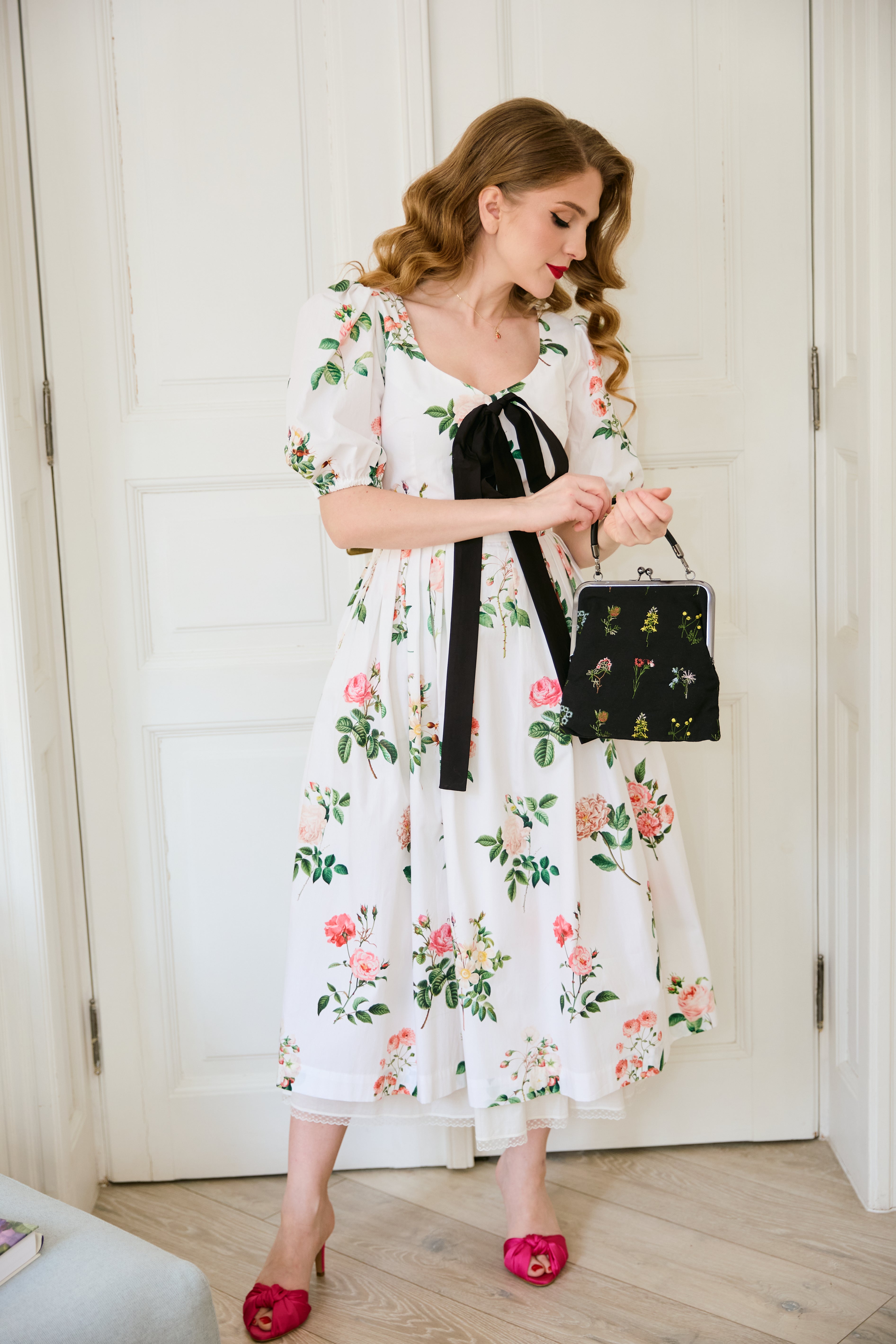 Rochie Midi cu Maneci Bufante cu Trandafiri pe Alb, din Bumbac