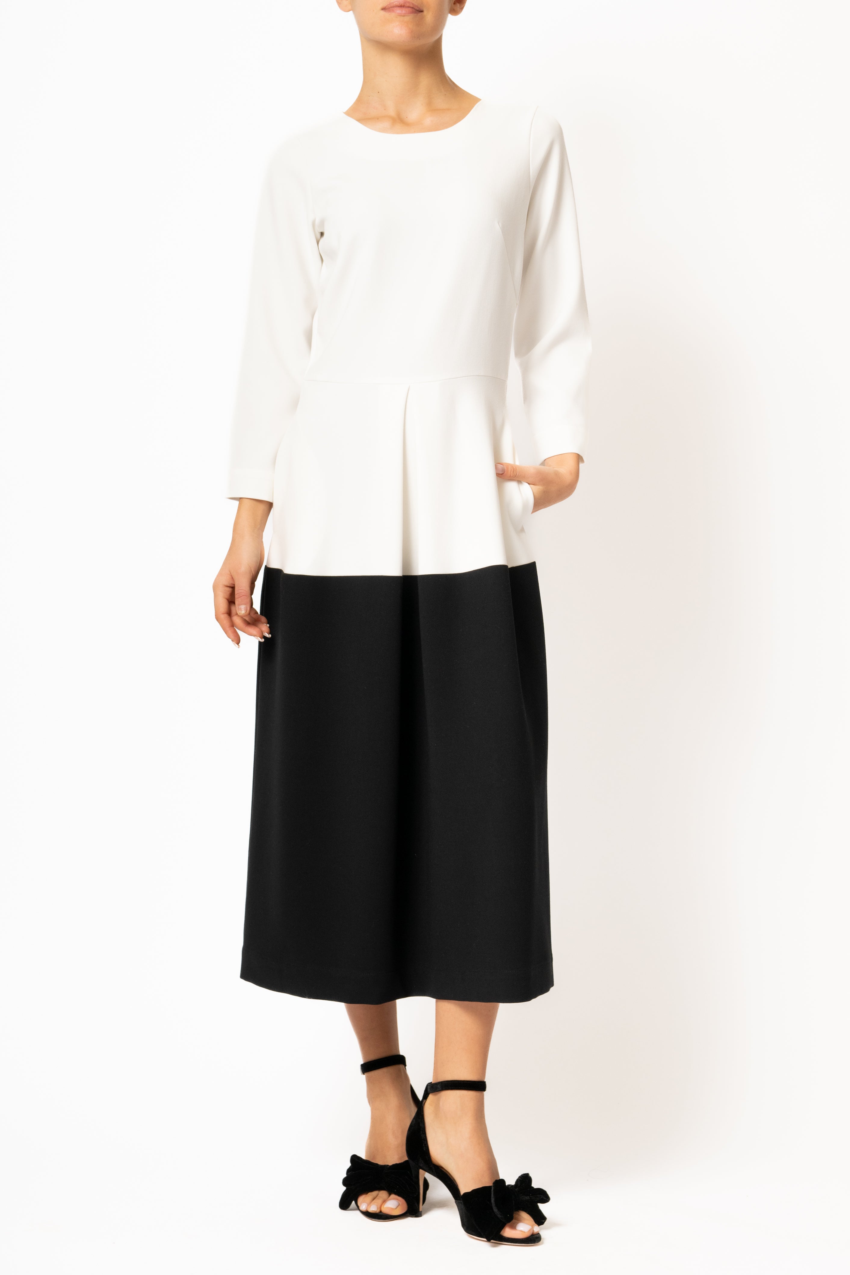Black and white midi dress made of viscose blend fabric
