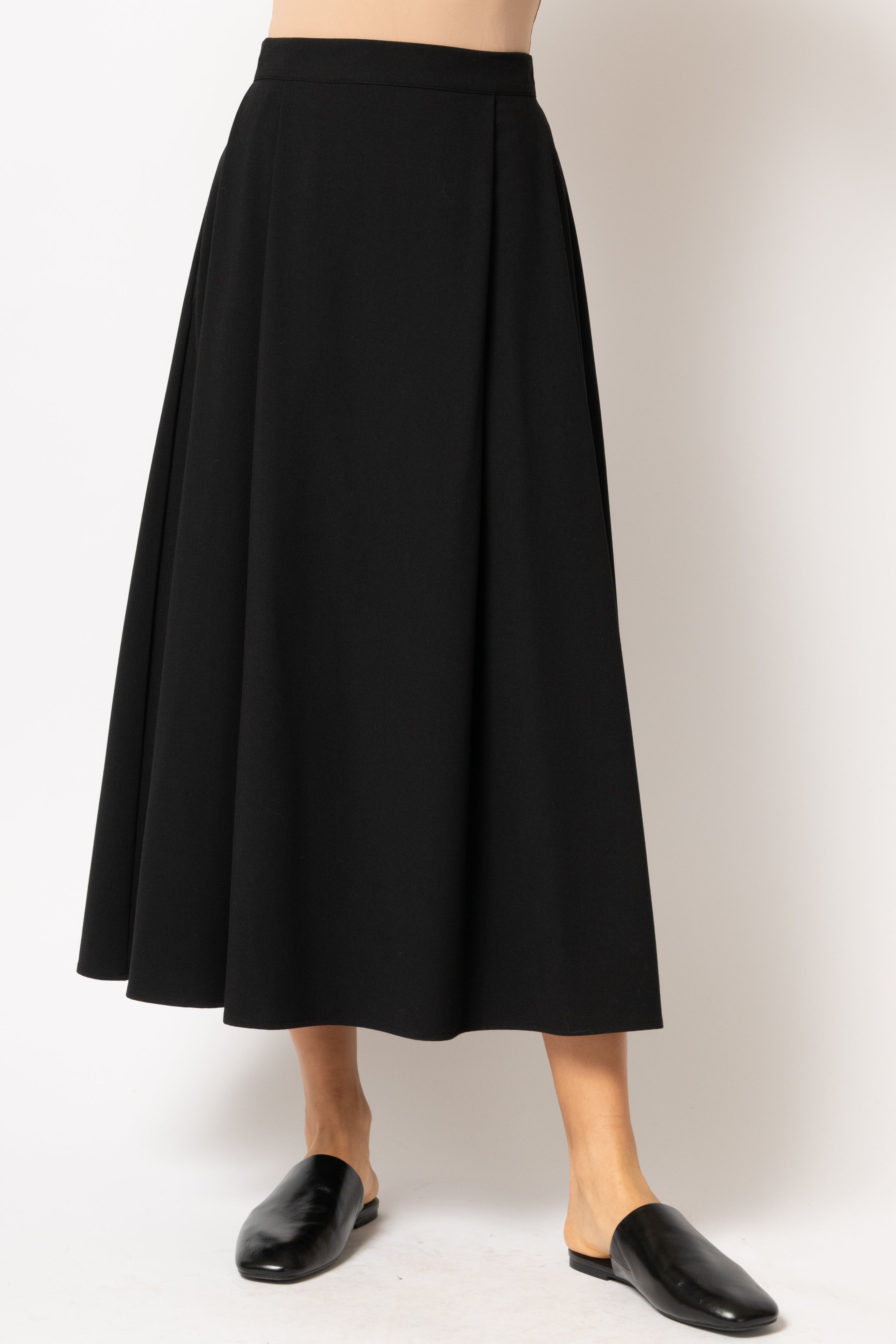 Wide pleated midi skirt made of black viscose fabric