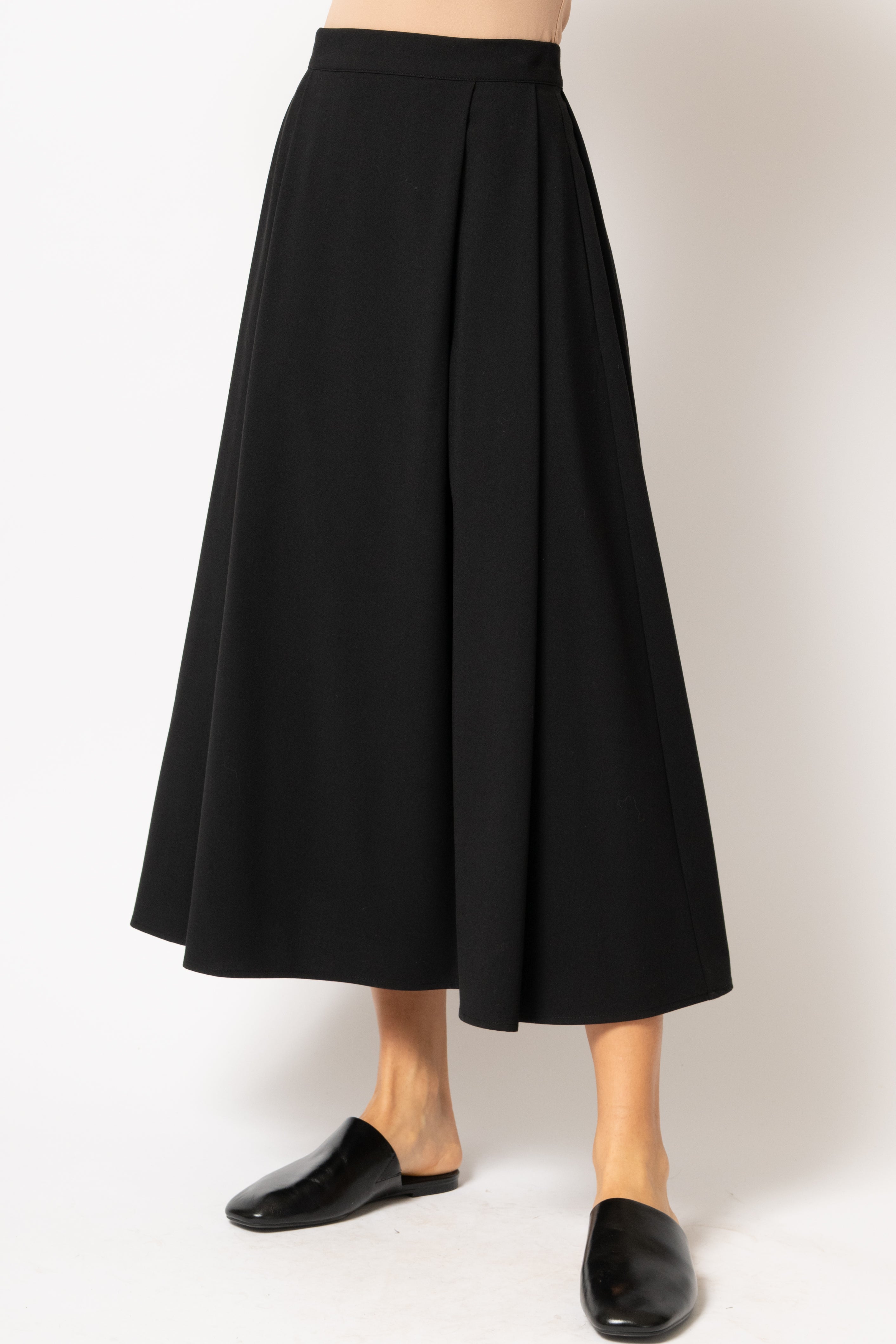 Wide pleated midi skirt made of black viscose fabric