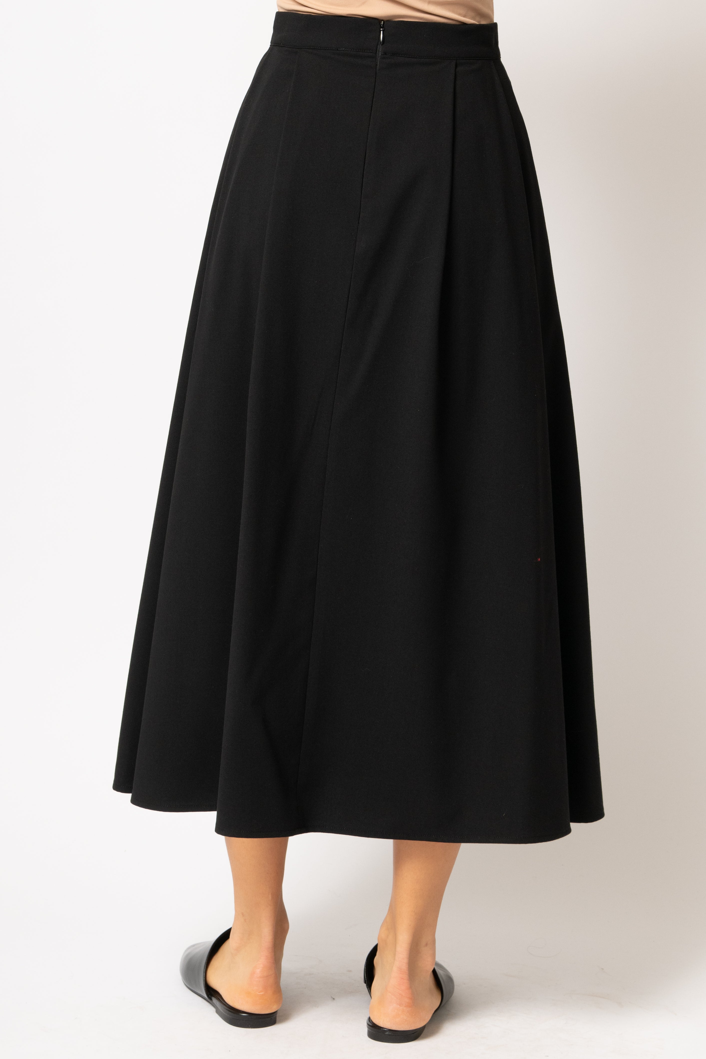 Wide pleated midi skirt made of black viscose fabric