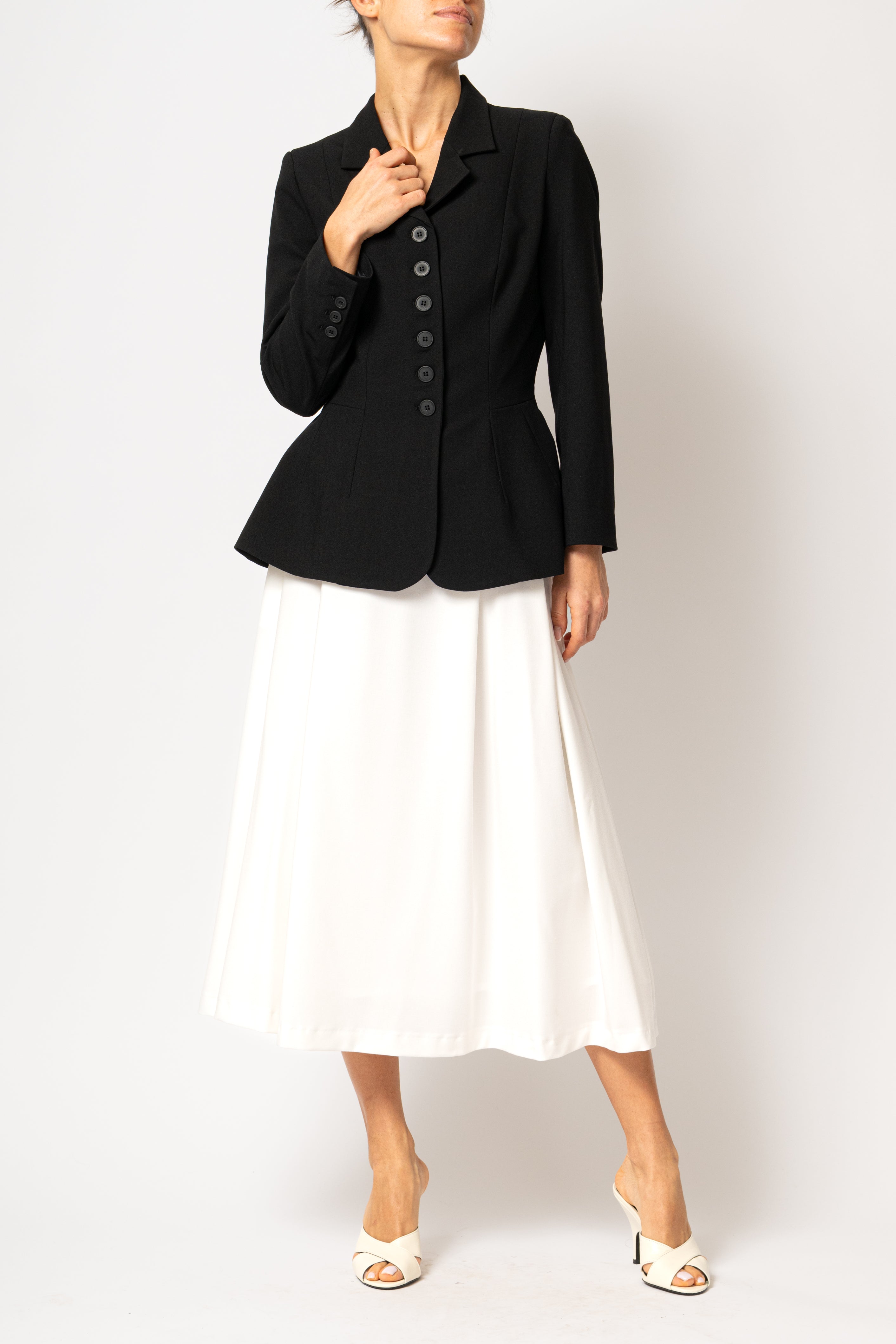 Wide midi skirt, with pleats, made of white viscose fabric