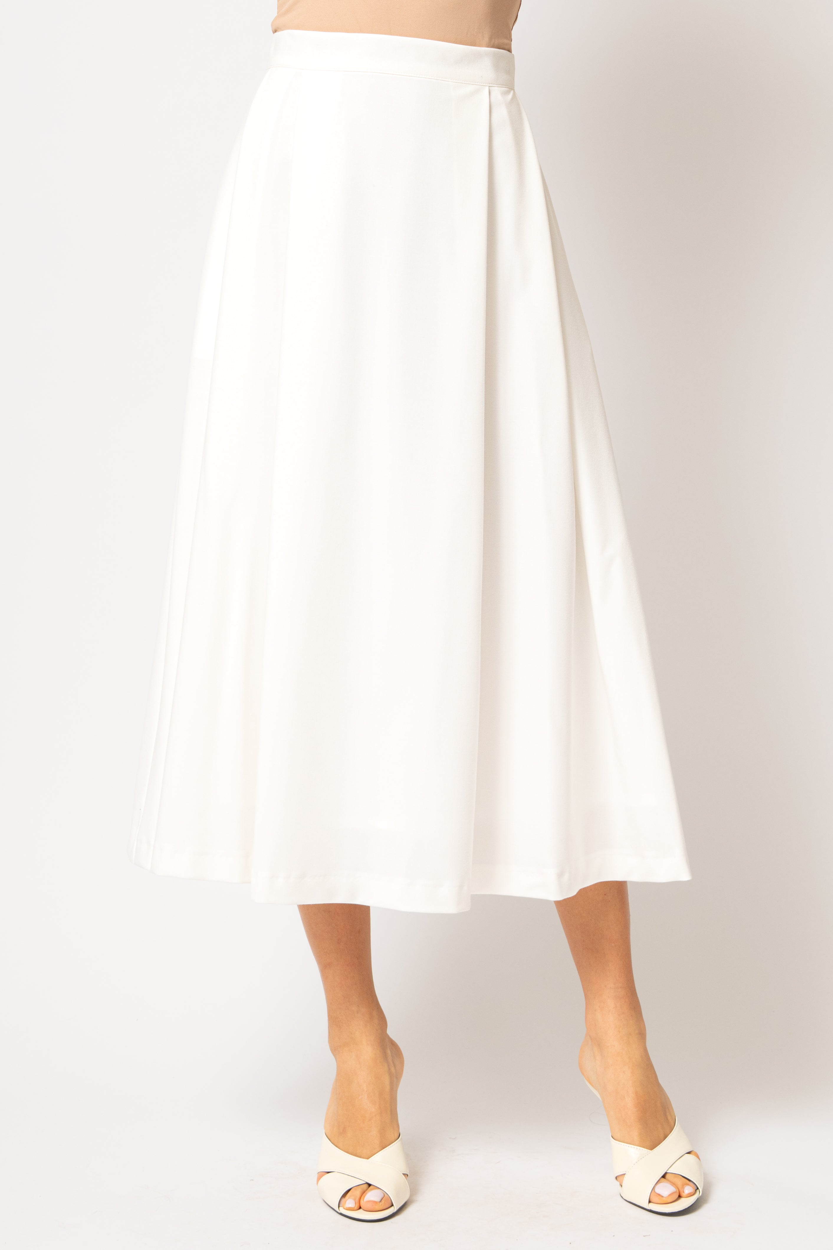 Wide midi skirt, with pleats, made of white viscose fabric