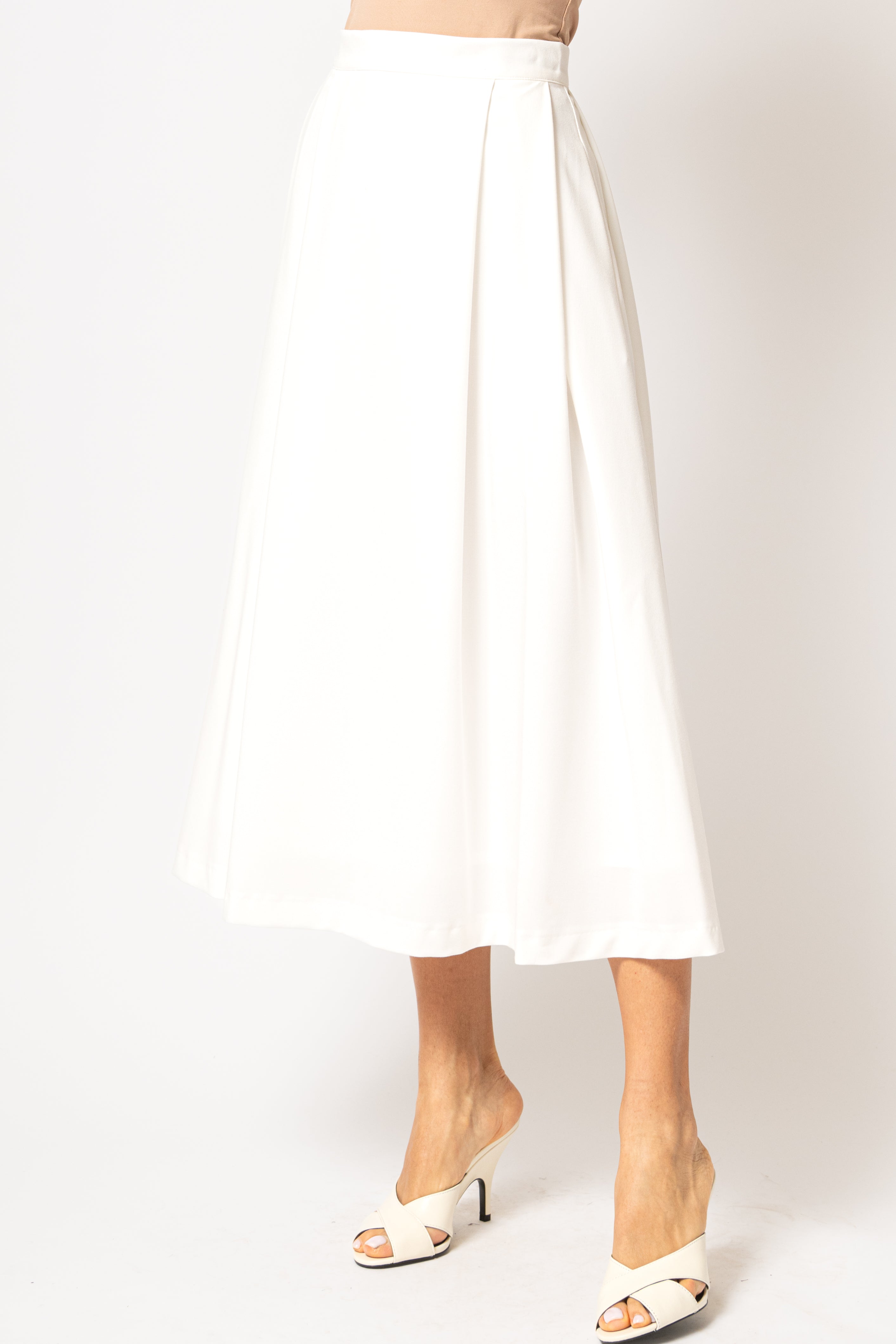 Wide midi skirt, with pleats, made of white viscose fabric