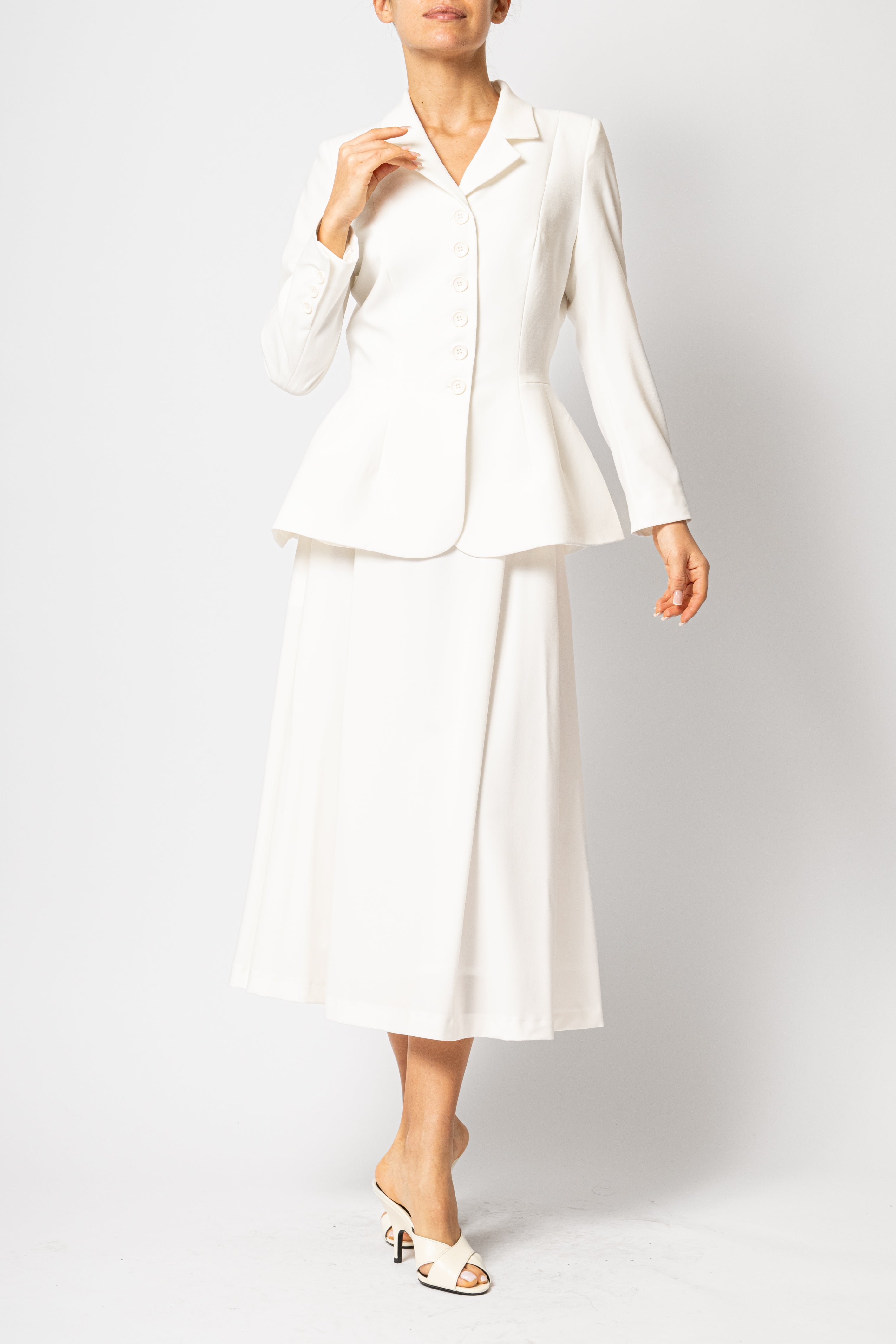 Wide midi skirt, with pleats, made of white viscose fabric