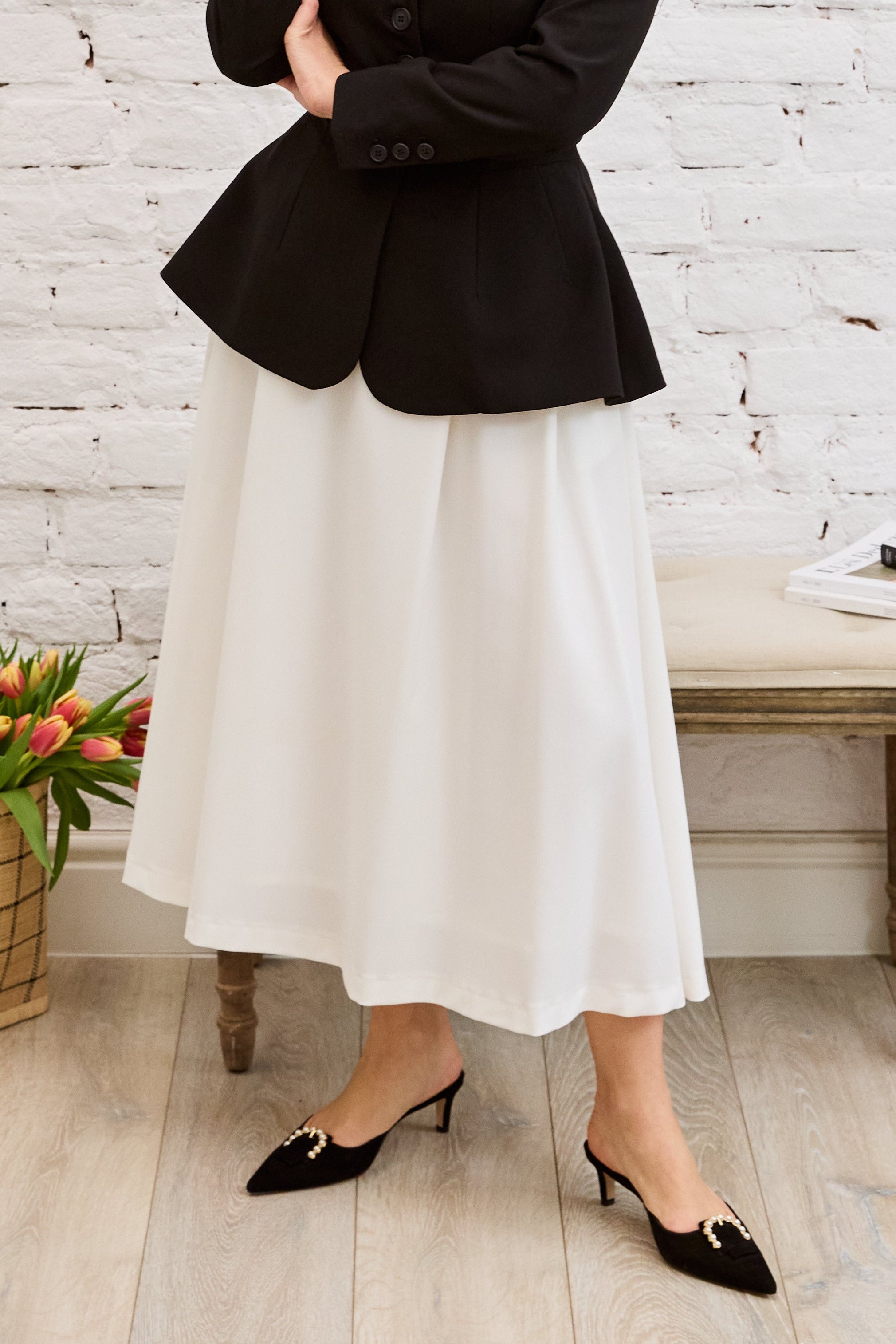 Wide midi skirt, with pleats, made of white viscose fabric