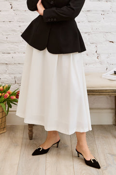 Wide midi skirt, with pleats, made of white viscose fabric