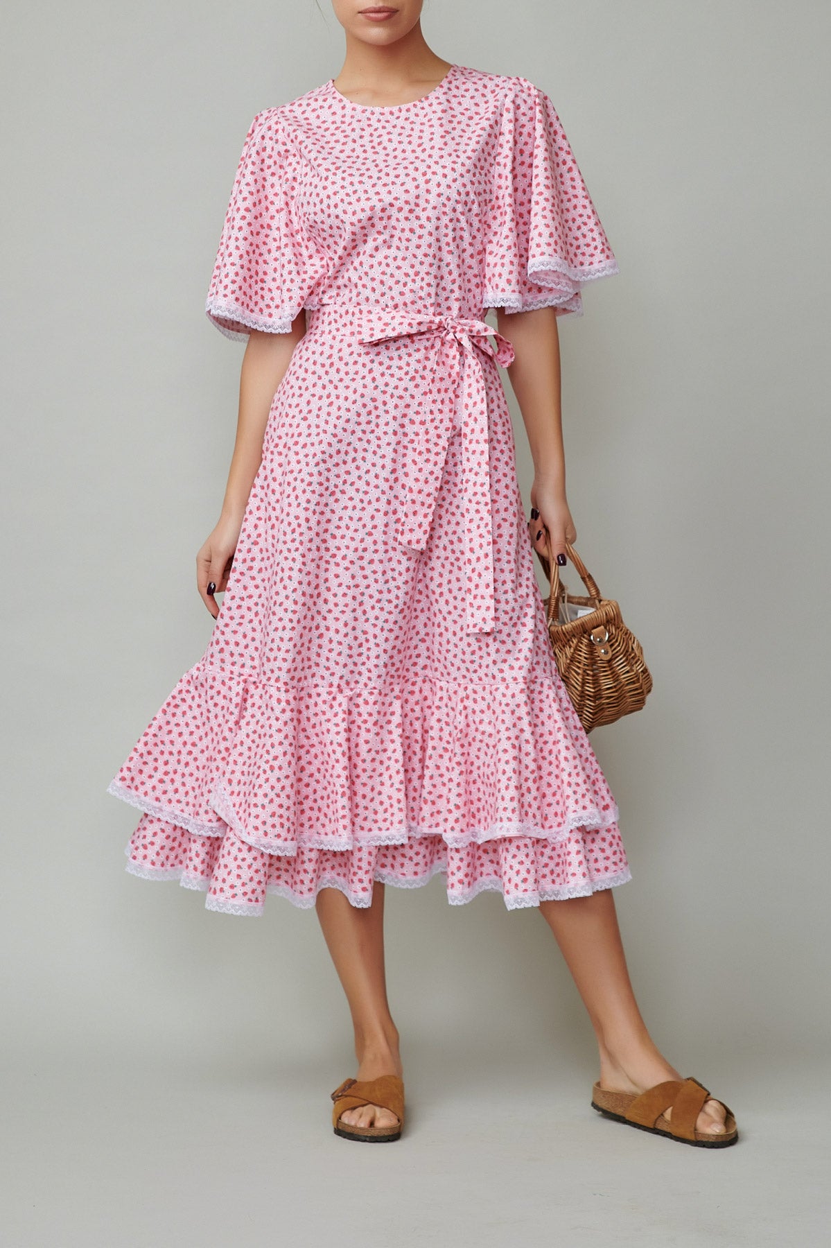 Rochie cu aripioare si volane din poplin cu capsuni pe roz