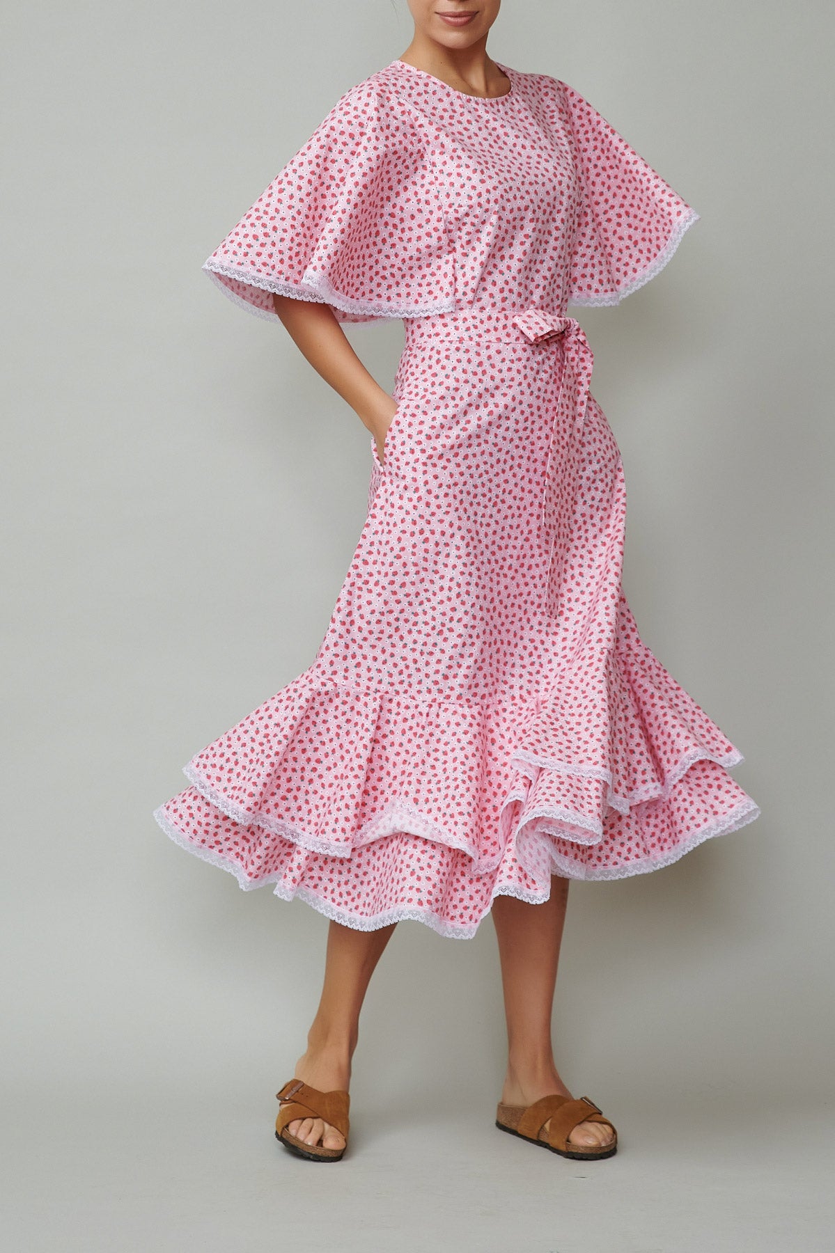 Rochie cu aripioare si volane din poplin cu capsuni pe roz