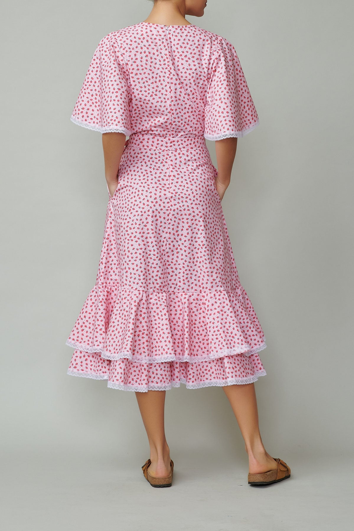 Rochie cu aripioare si volane din poplin cu capsuni pe roz