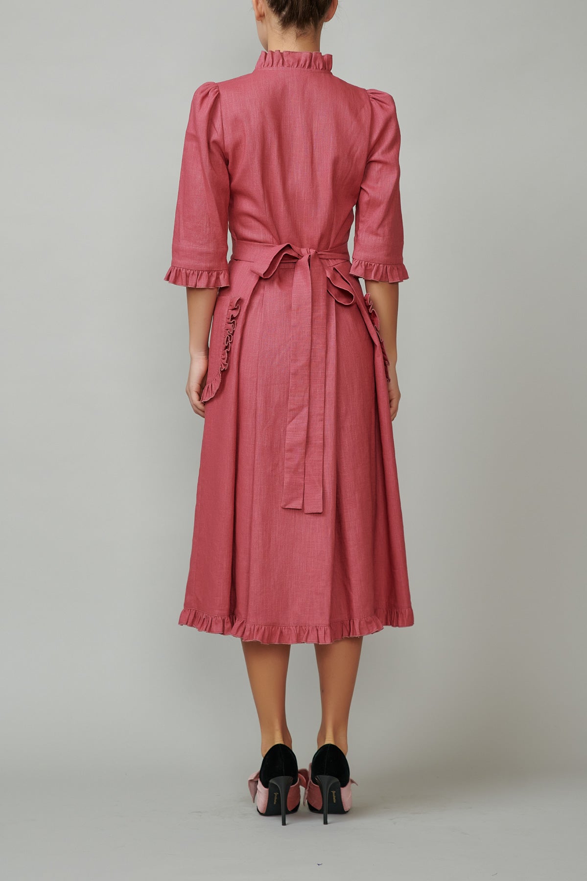 Rochie camasa cu buzunare aplicate si volanase, din in roz