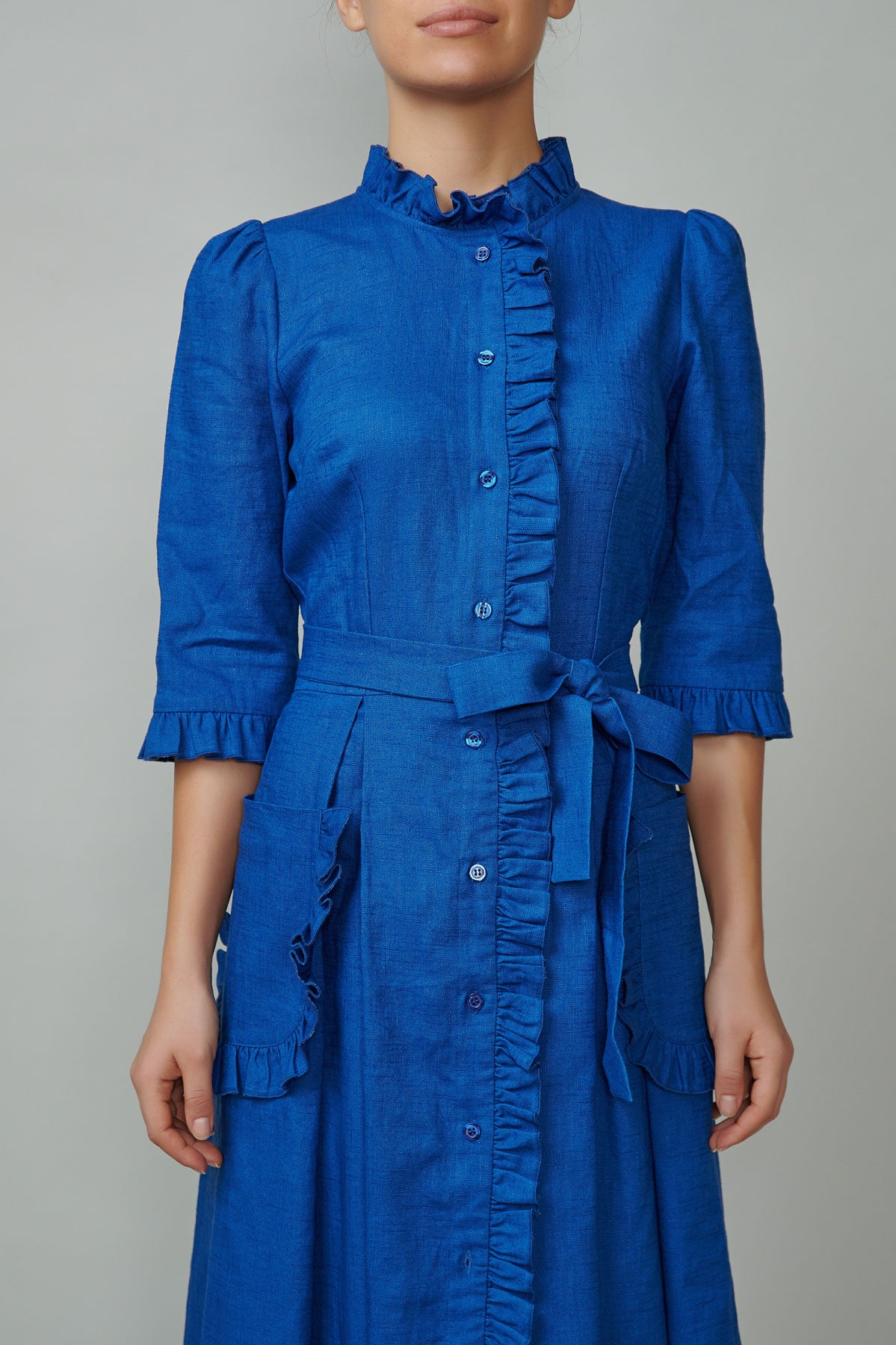 Rochie camasa cu buzunare aplicate si volanase, din in albastru
