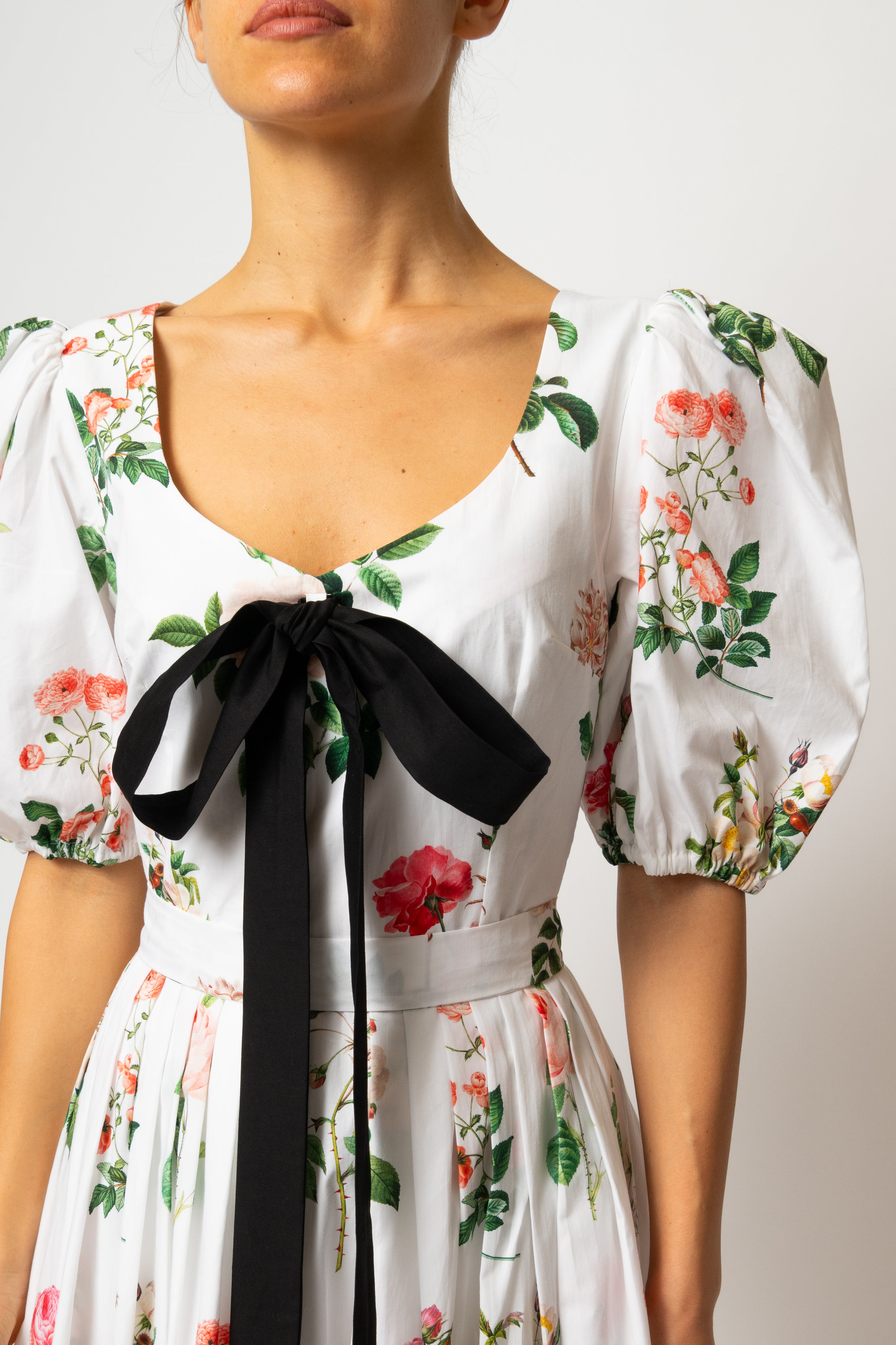 Rochie Midi cu Maneci Bufante cu Trandafiri pe Alb, din Bumbac