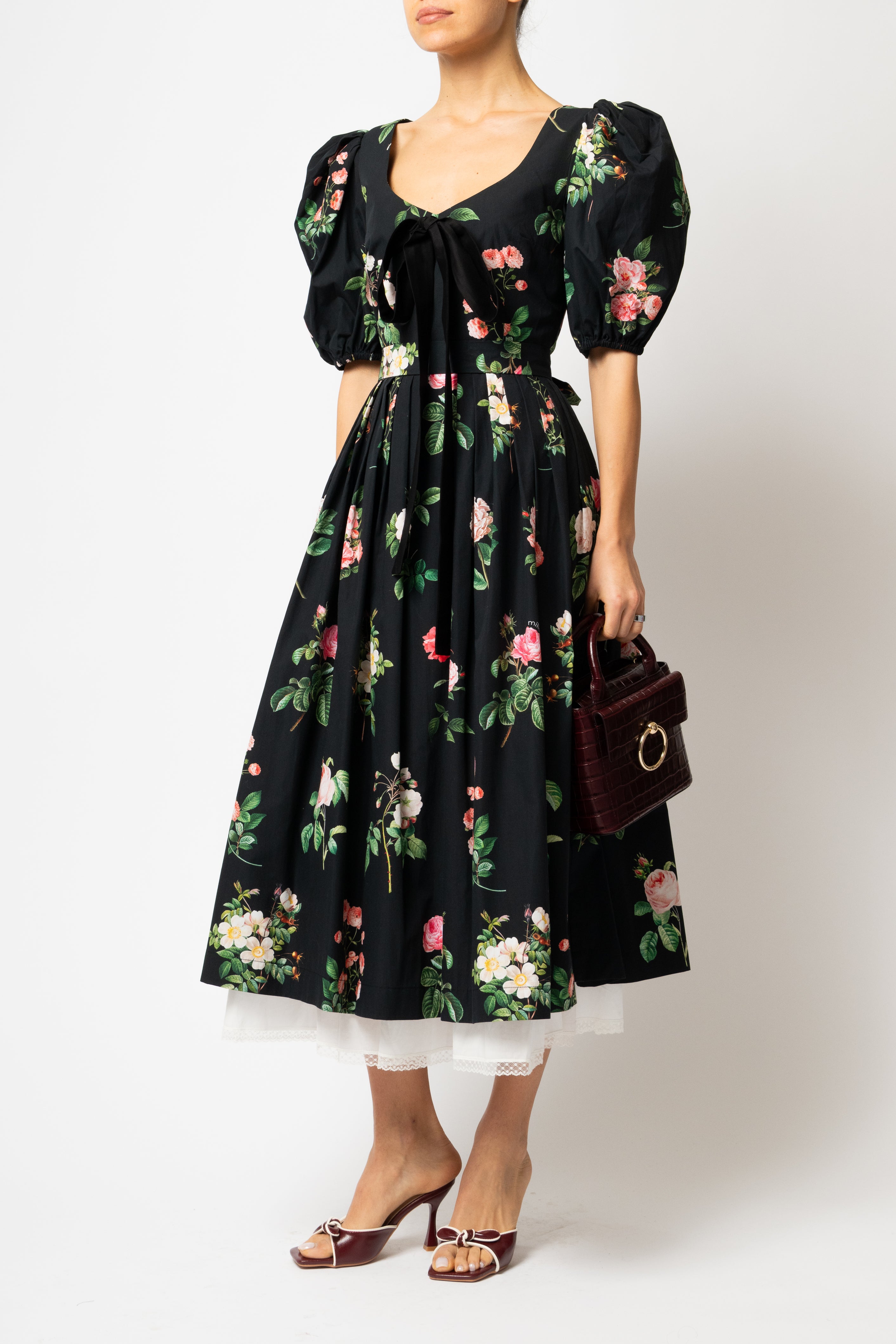 Rochie Midi cu Maneci Bufante cu Trandafiri pe Negru, PRECOMANDA CU LIVRARE IN SEPTEMBRIE 2026