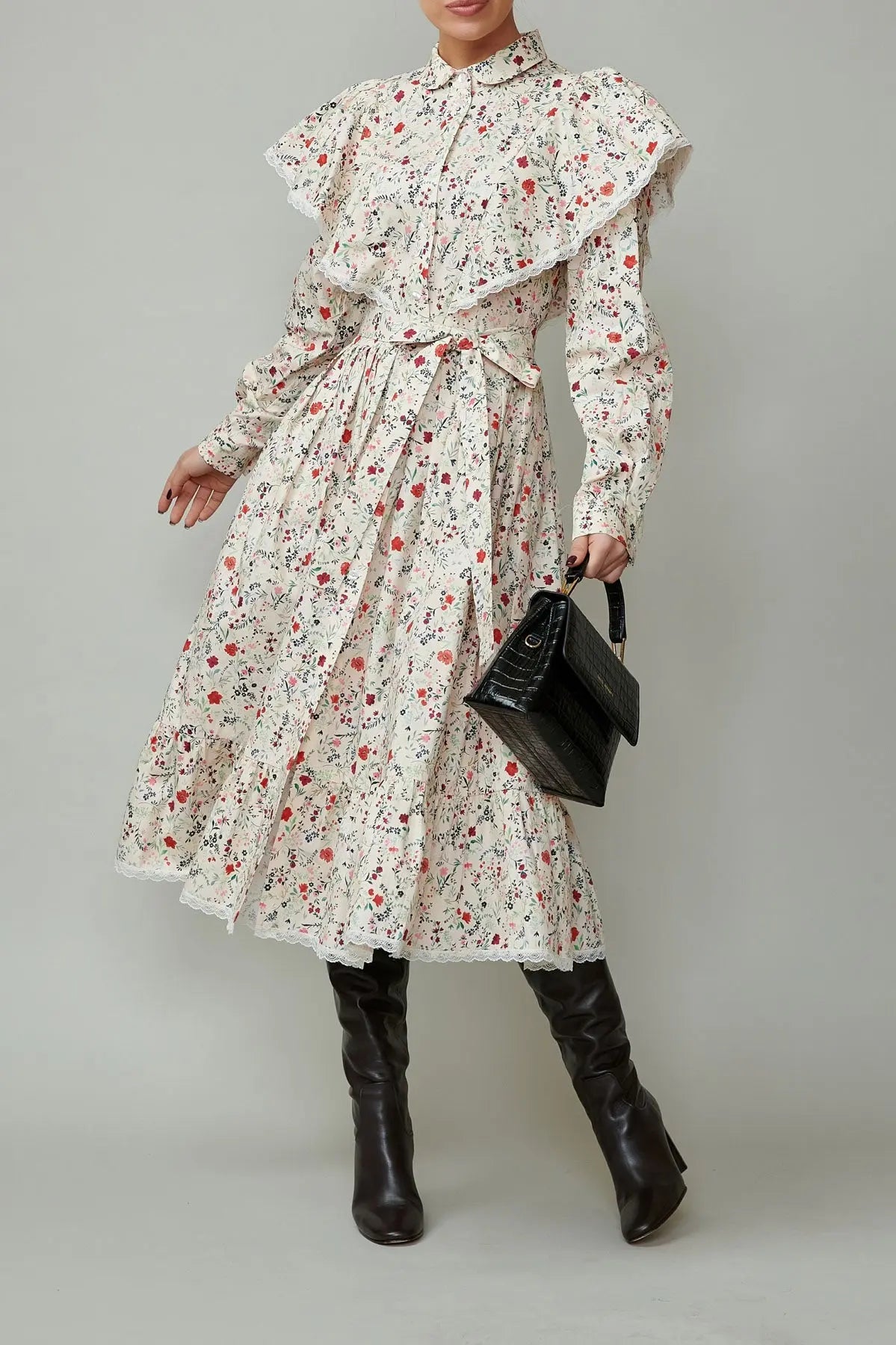 Rochie camasa cu aripioare din poplin cu flori pe fundal crem