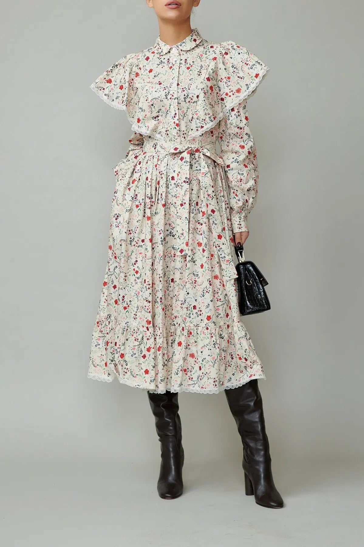 Rochie camasa cu aripioare din poplin cu flori pe fundal crem