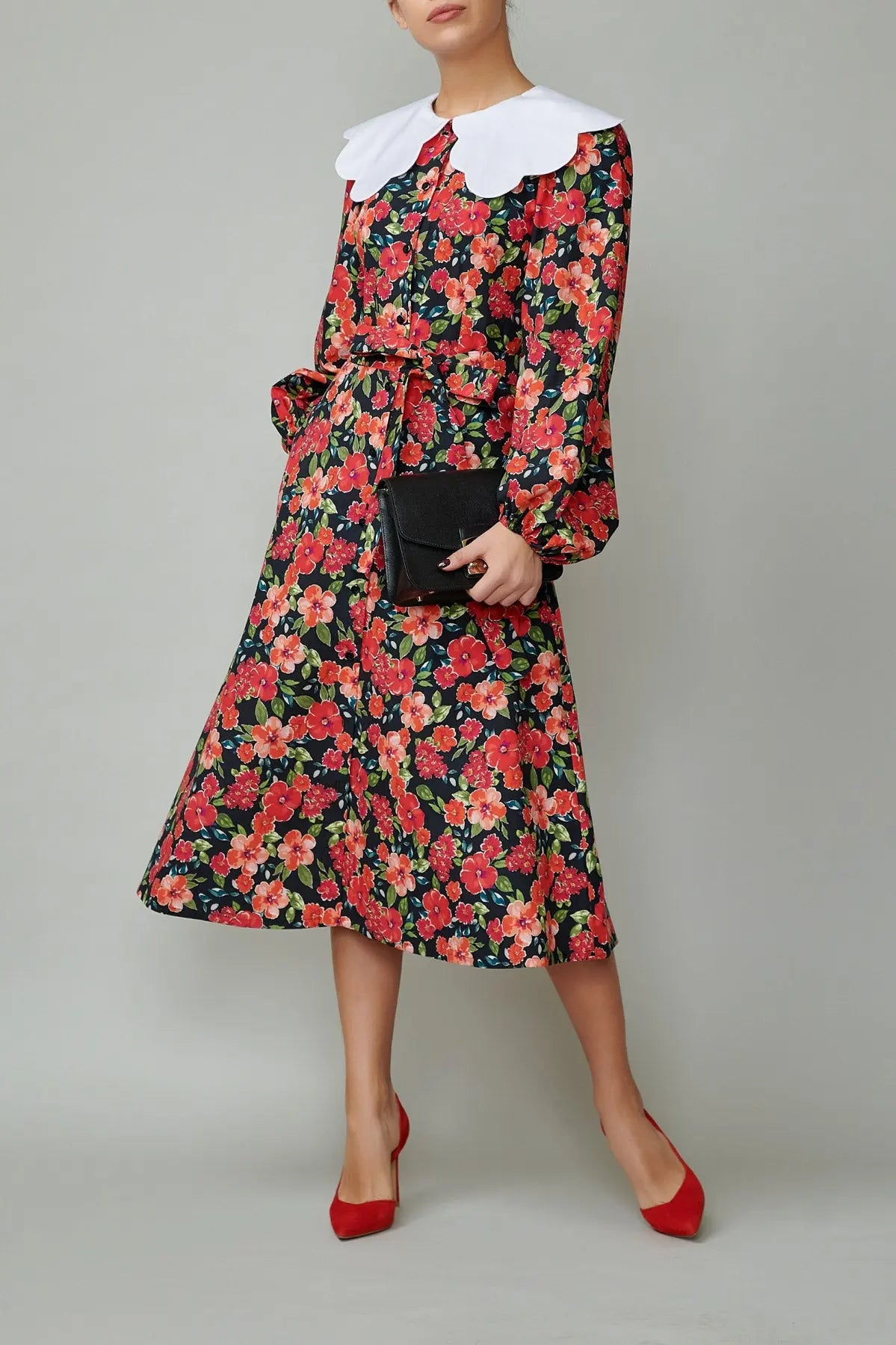 Rochie cu guler alb din poplin cu flori rosii pe fundal negru