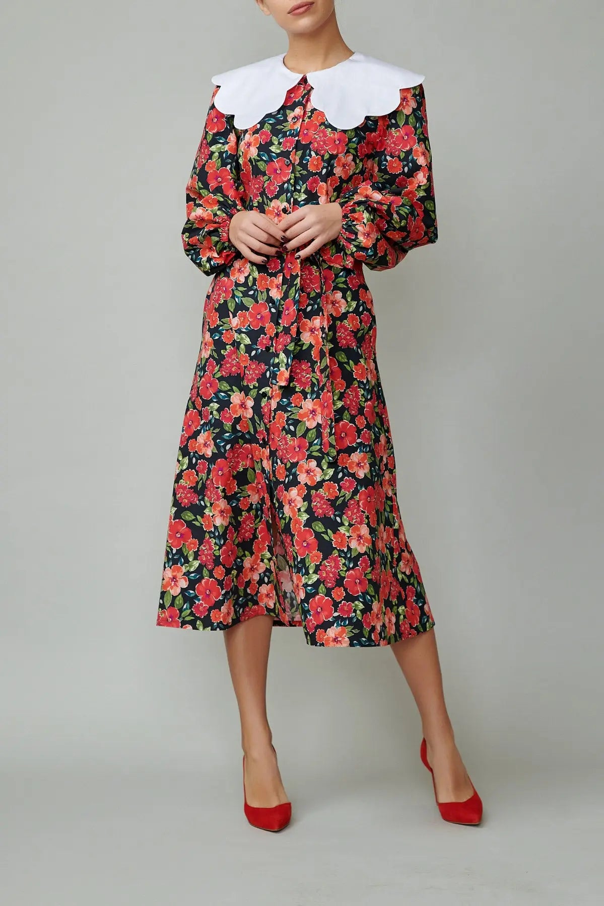 Rochie cu guler alb din poplin cu flori rosii pe fundal negru