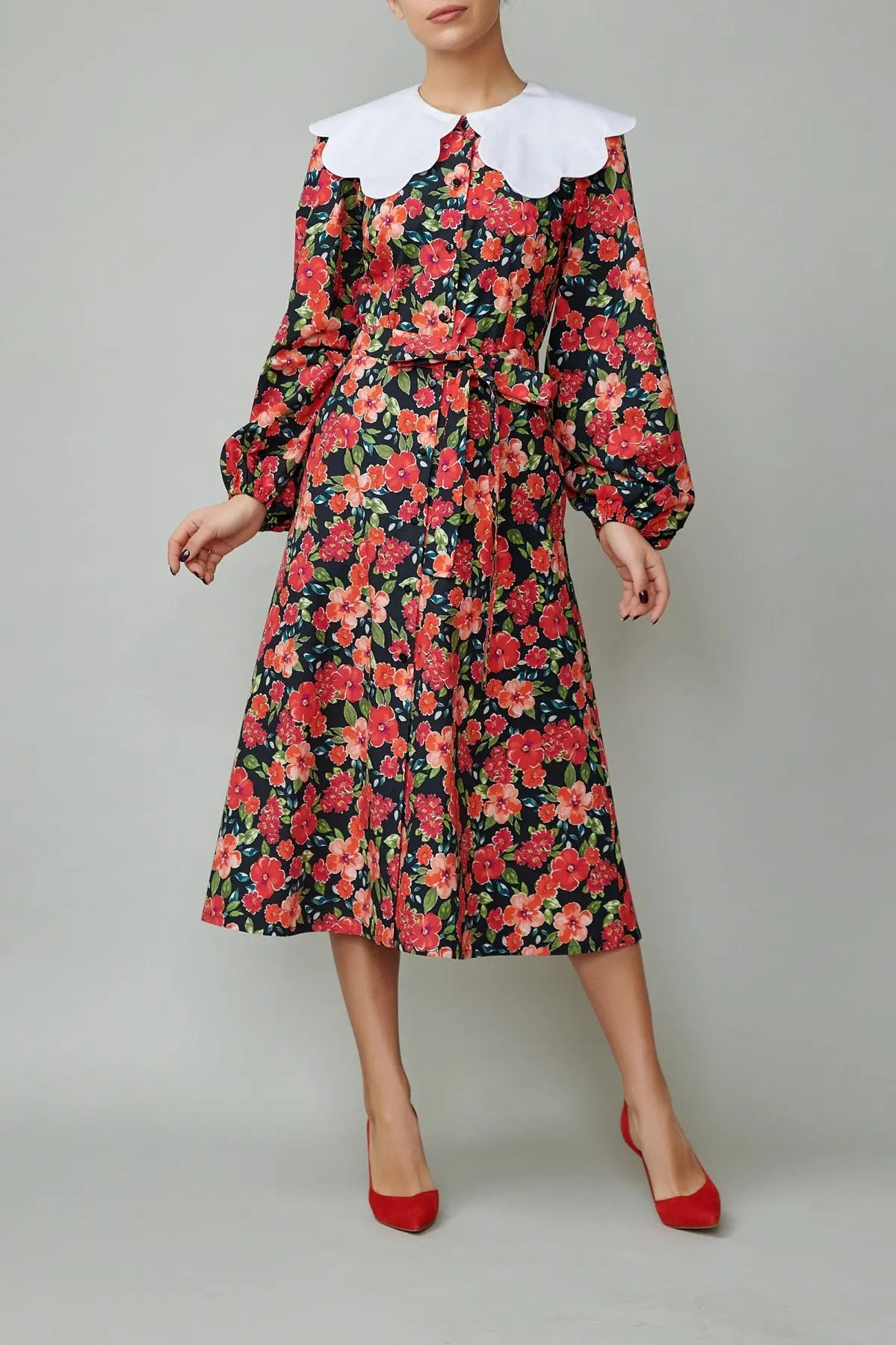 Rochie cu guler alb din poplin cu flori rosii pe fundal negru