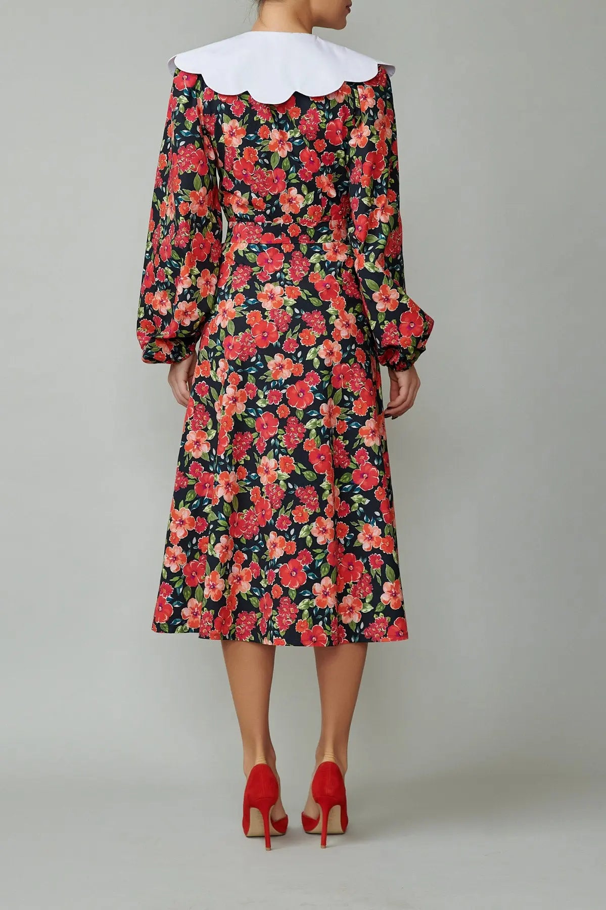 Rochie cu guler alb din poplin cu flori rosii pe fundal negru