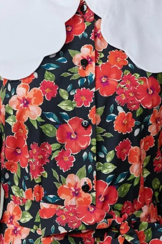 Rochie cu guler alb din poplin cu flori rosii pe fundal negru