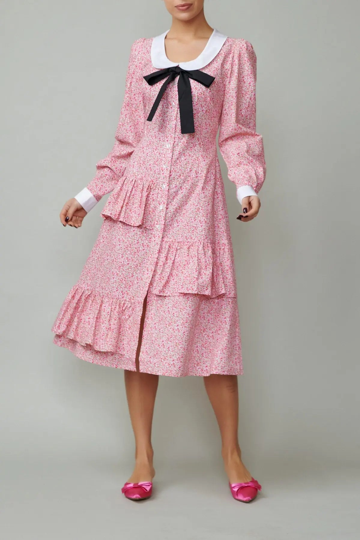 Rochie cu guler alb si funda neagra din poplin cu flori roz