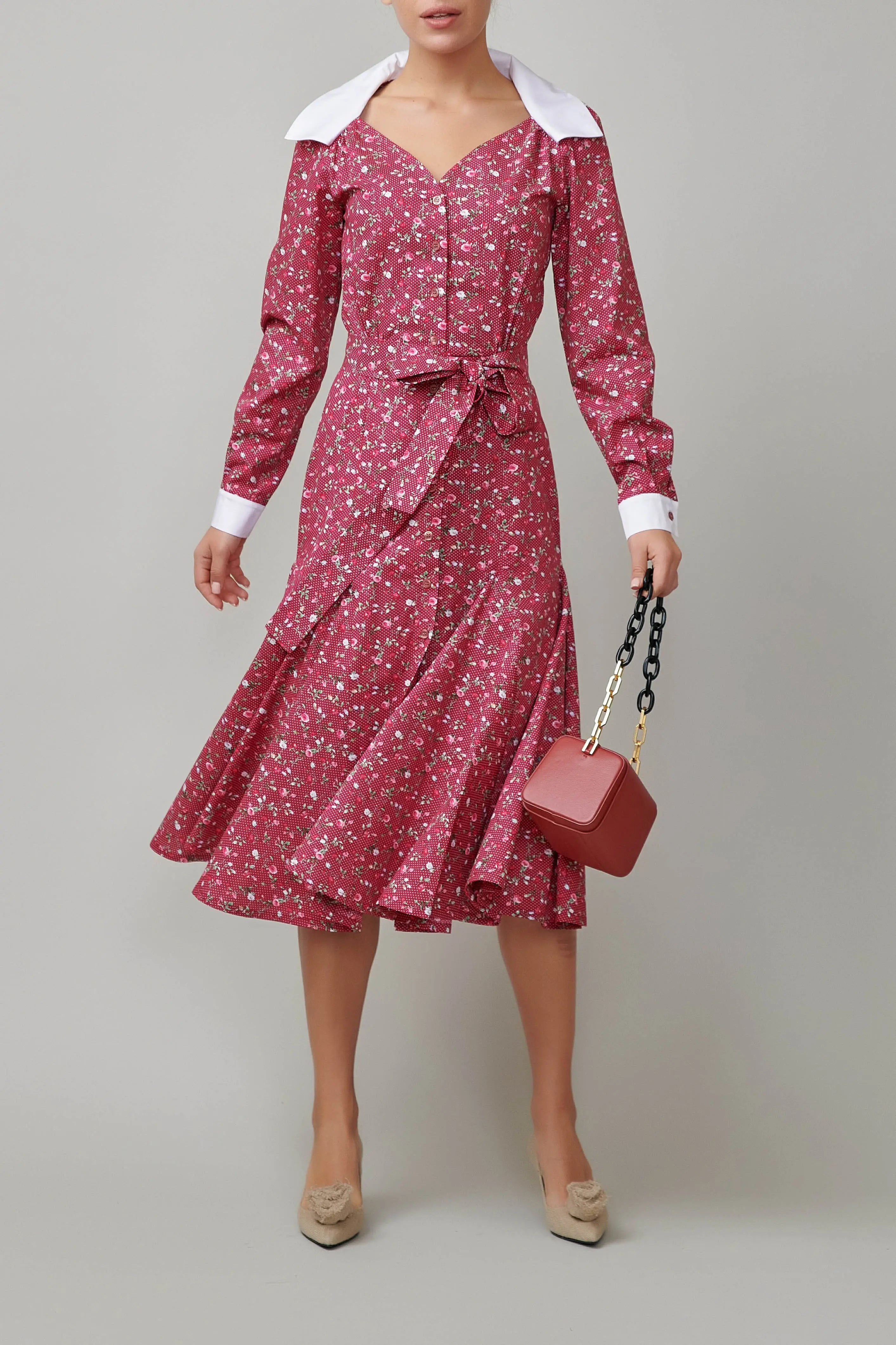 Rochie cu trandafiri mici pe grena