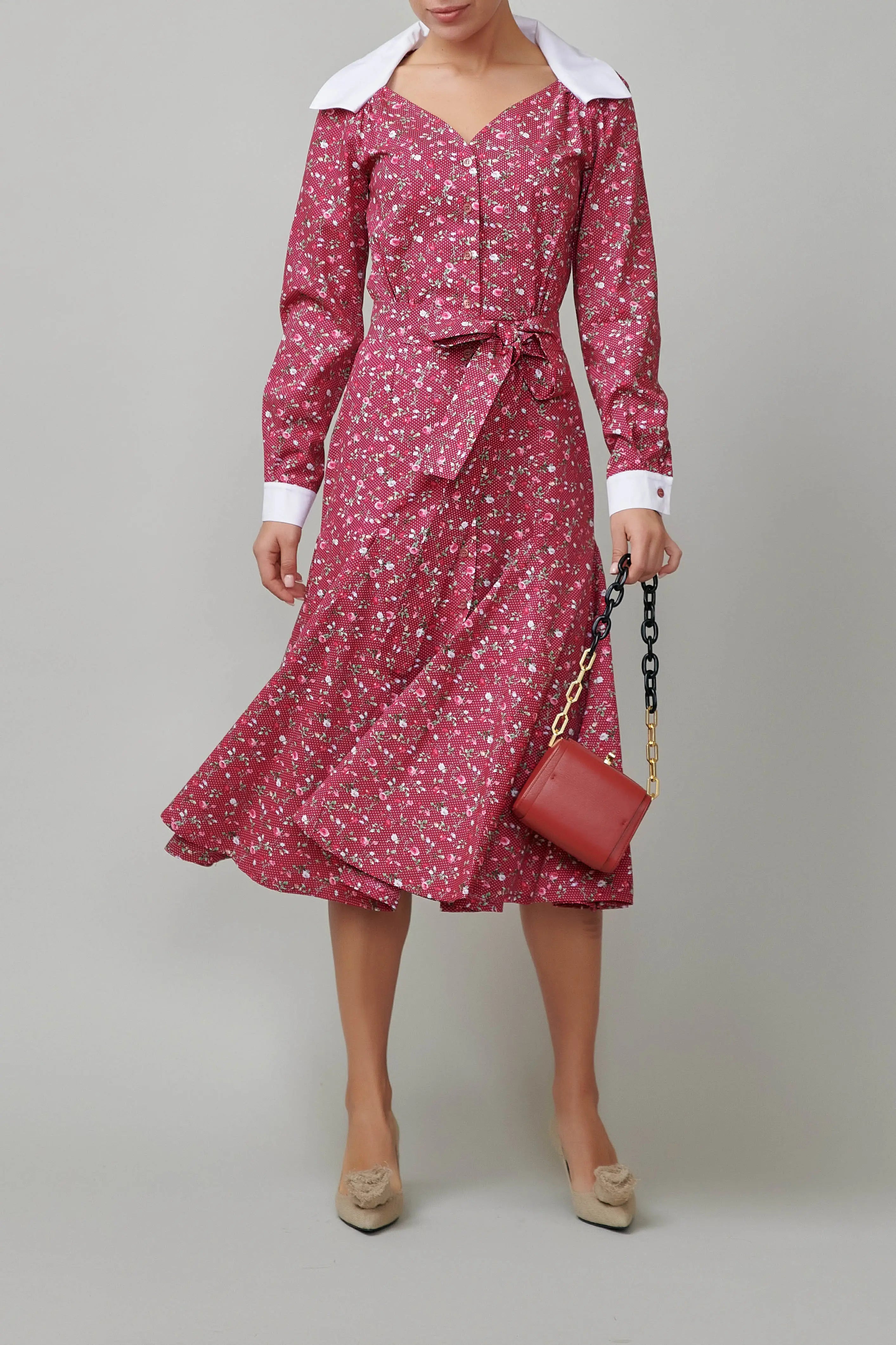 Rochie cu trandafiri mici pe grena