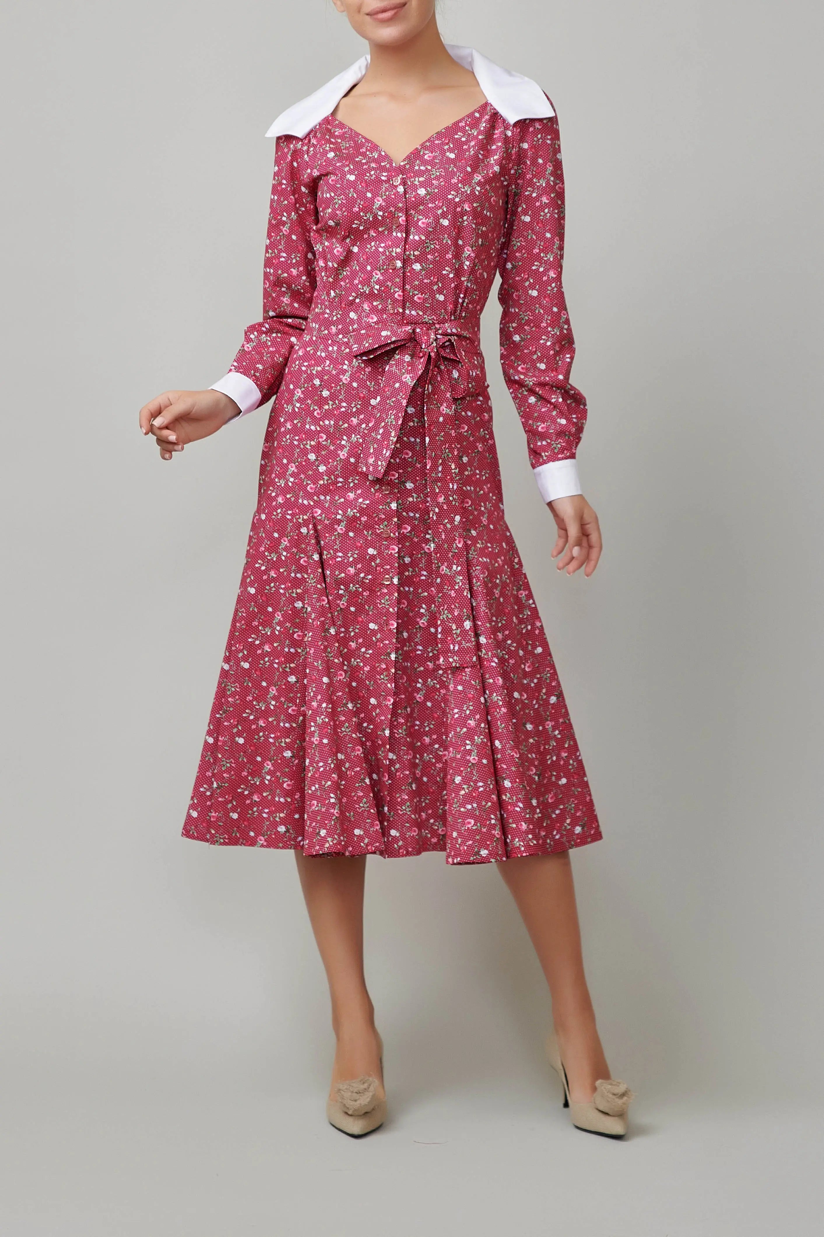 Rochie cu trandafiri mici pe grena