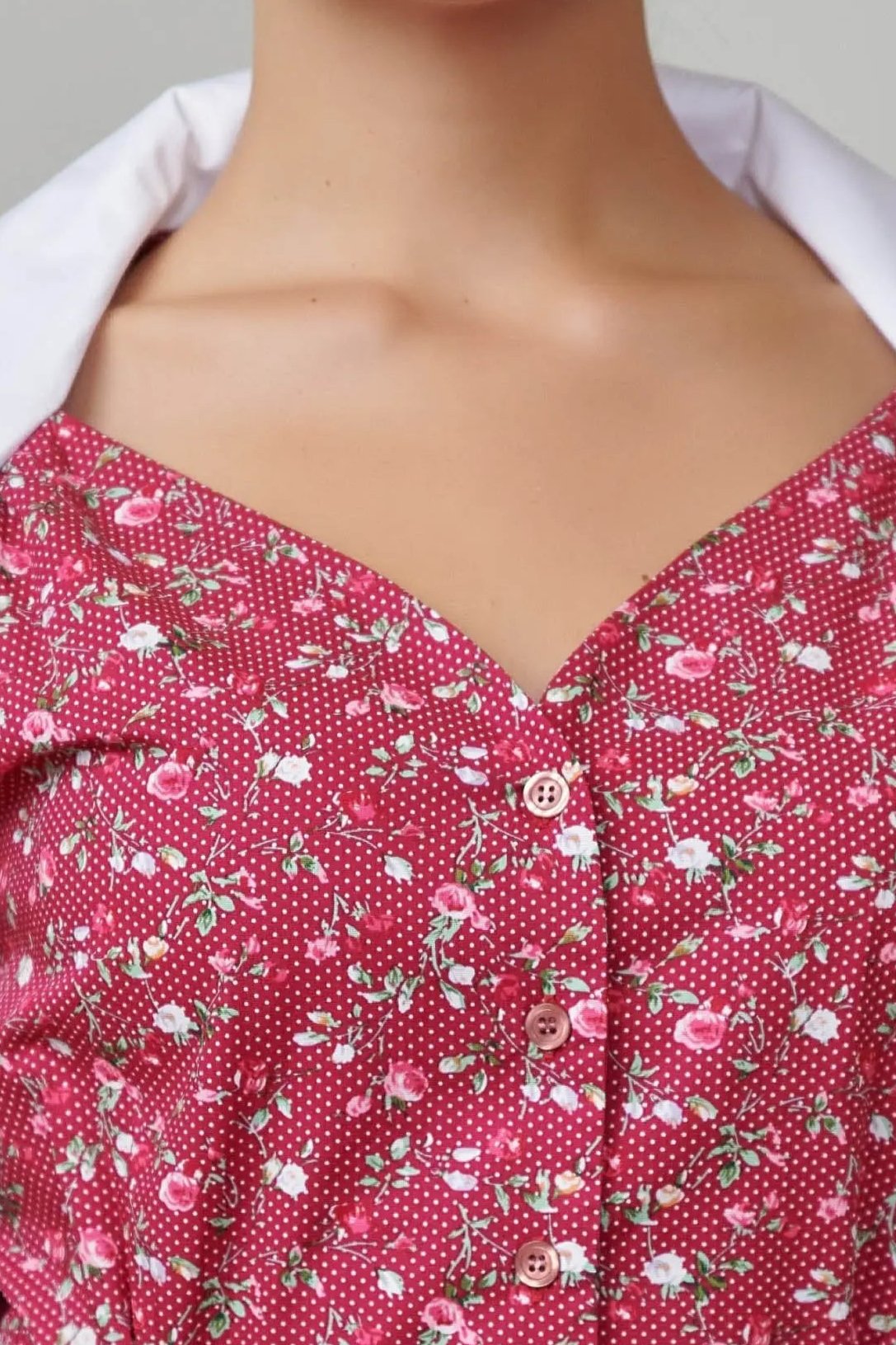 Rochie cu trandafiri mici pe grena