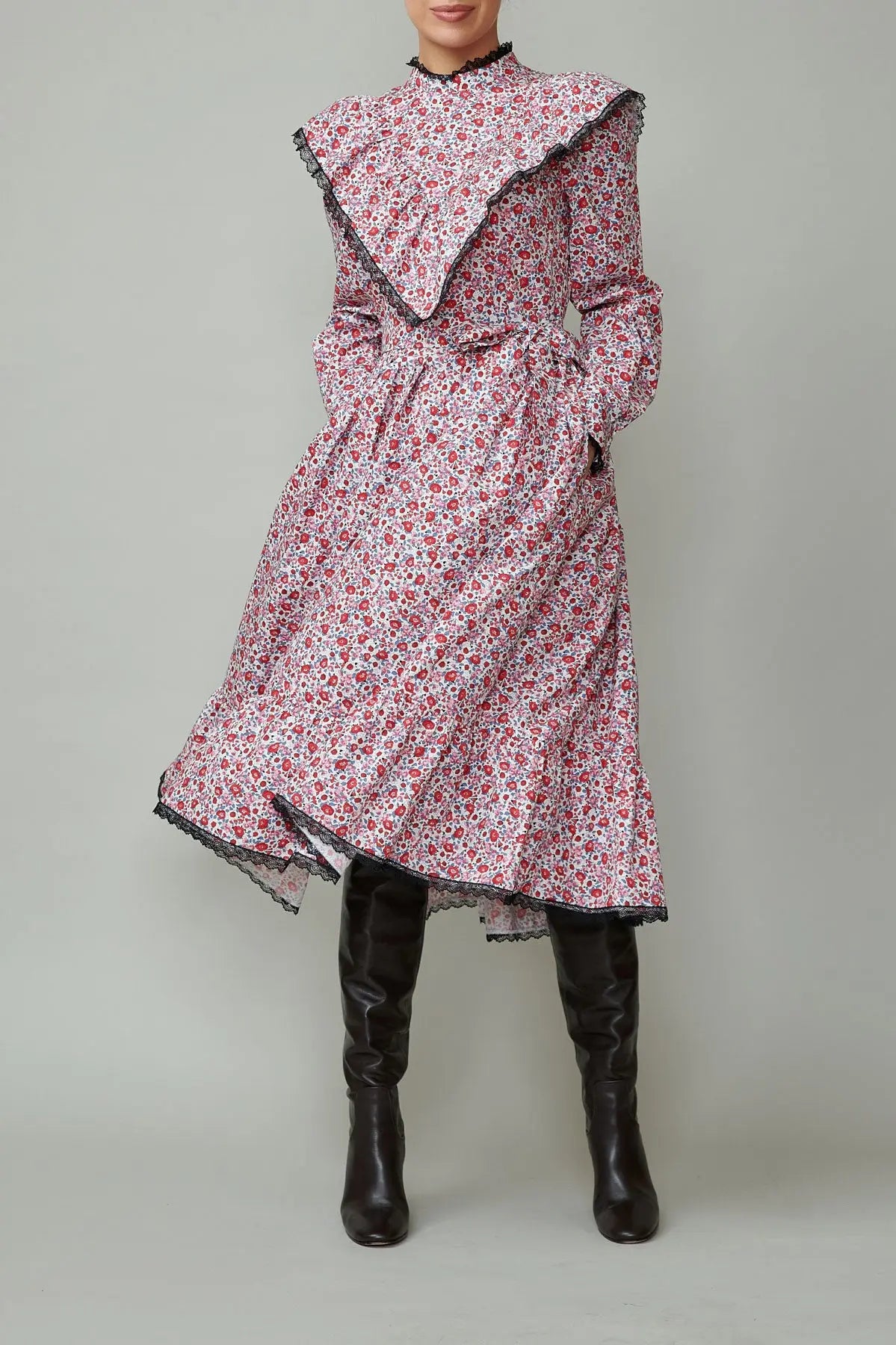 Rochie cu volan in V cu flori mici pe alb si dantela