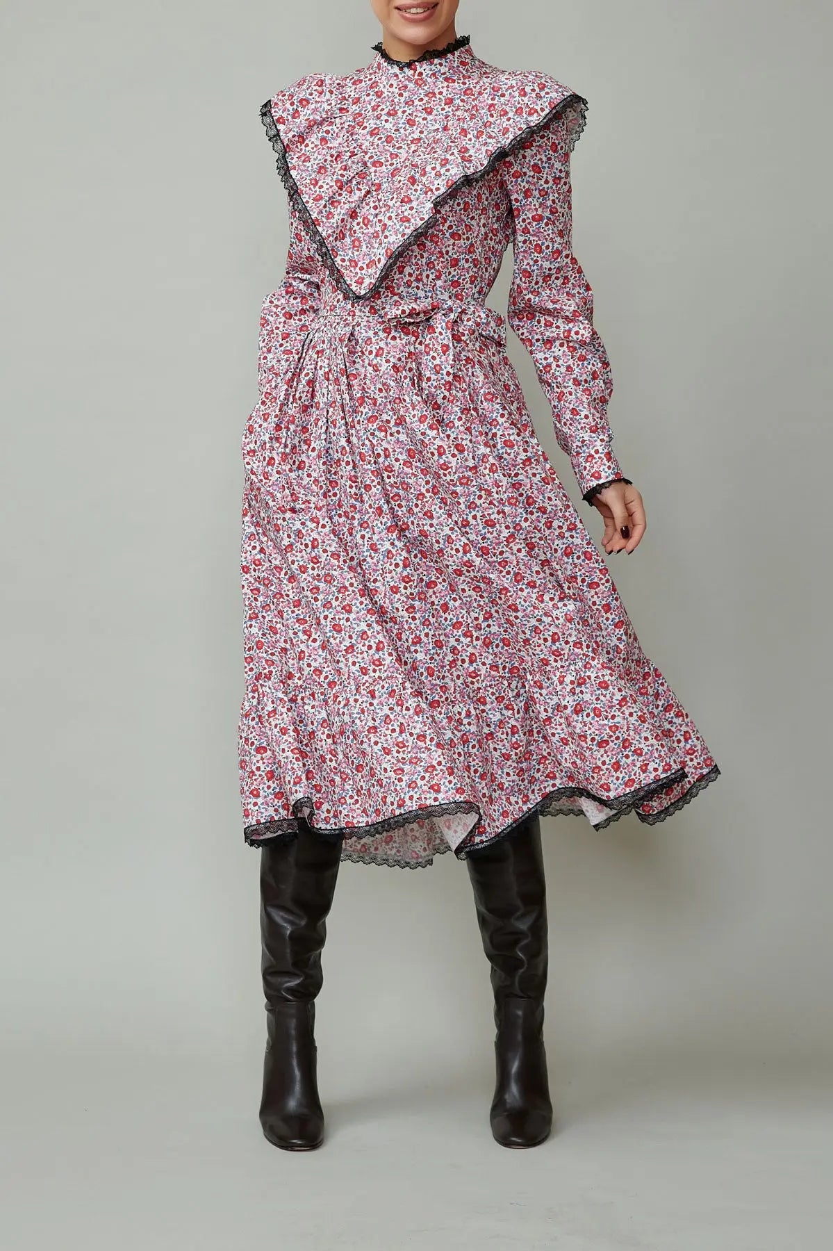 Rochie cu volan in V cu flori mici pe alb si dantela