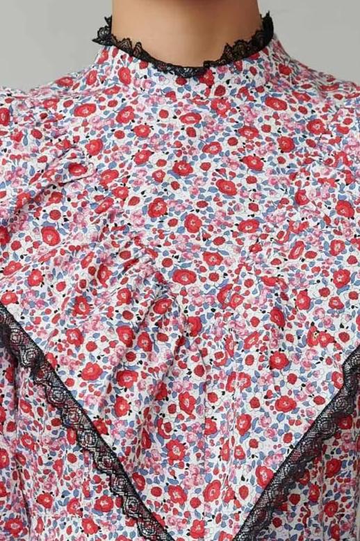 Rochie cu volan in V cu flori mici pe alb si dantela