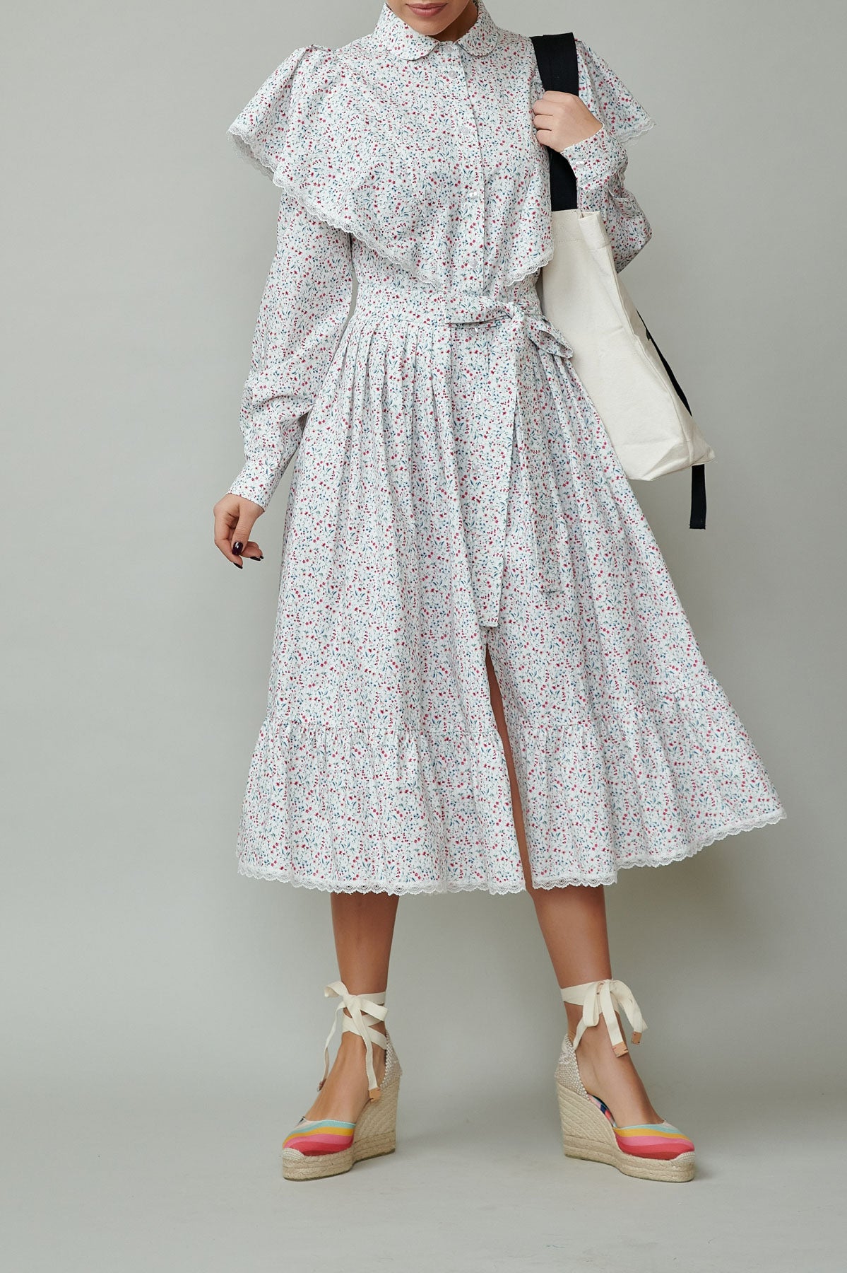 Rochie camasa cu aripioare din poplin cu flori mici pe alb