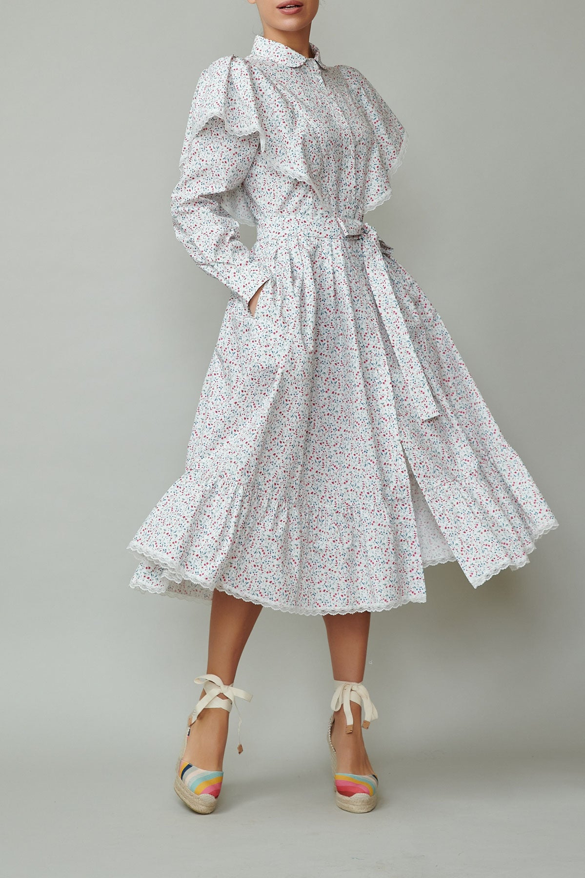 Rochie camasa cu aripioare din poplin cu flori mici pe alb