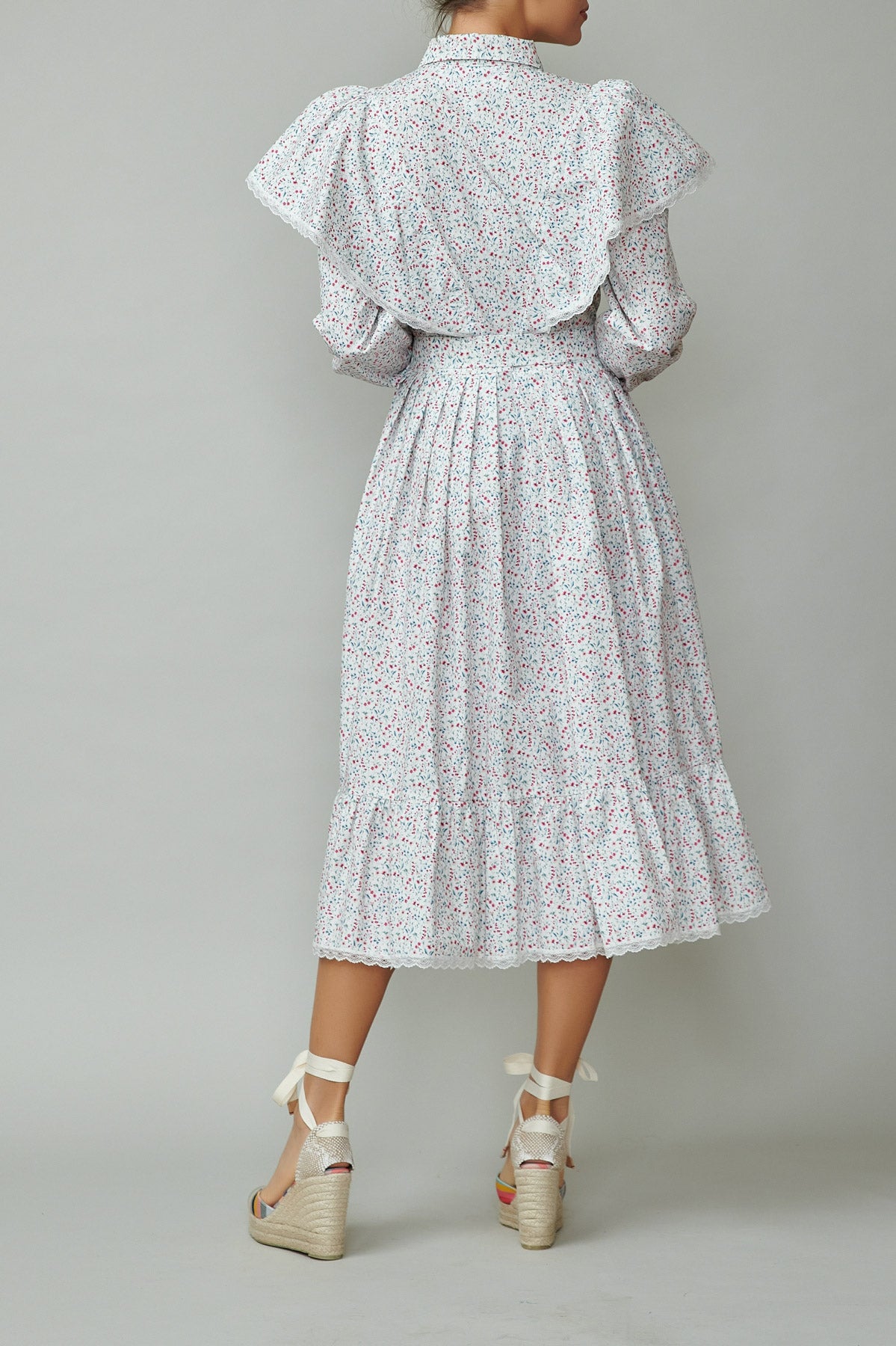 Rochie camasa cu aripioare din poplin cu flori mici pe alb