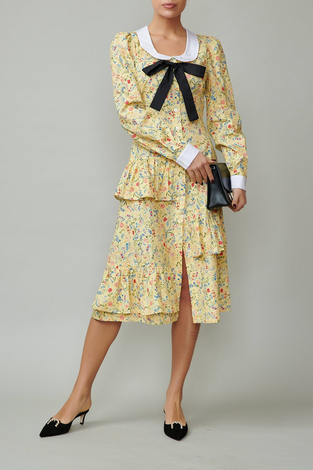Rochie cu guler alb si funda neagra din poplin cu flori pe galben